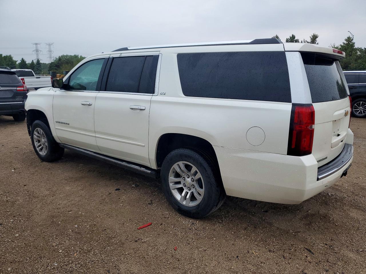 2015 Chevrolet Suburban C1500 Ltz Белый vin: 1GNSCKKC0FR120010