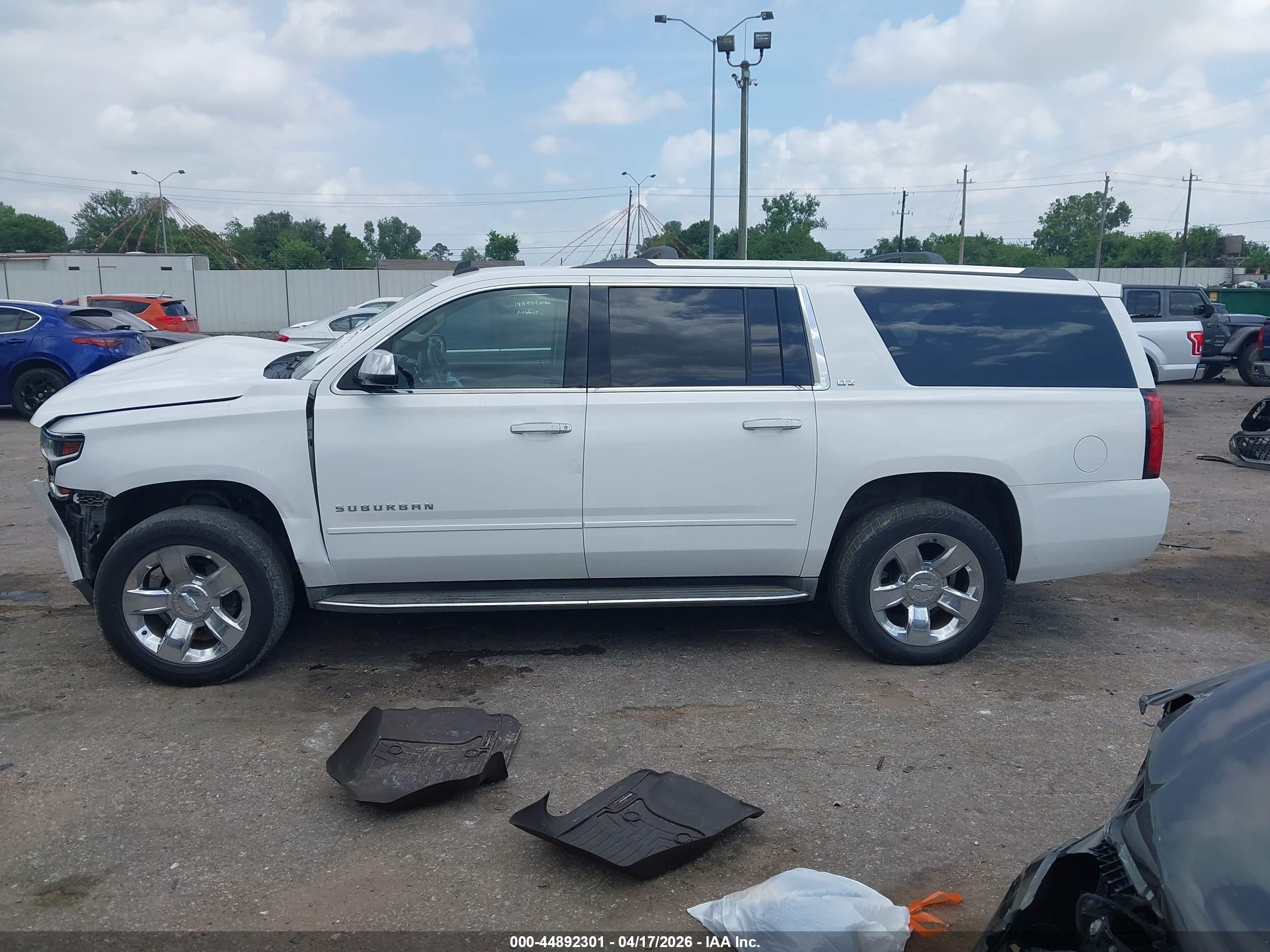 2015 Chevrolet Suburban 1500 Ltz White vin: 1GNSCKKC1FR299478