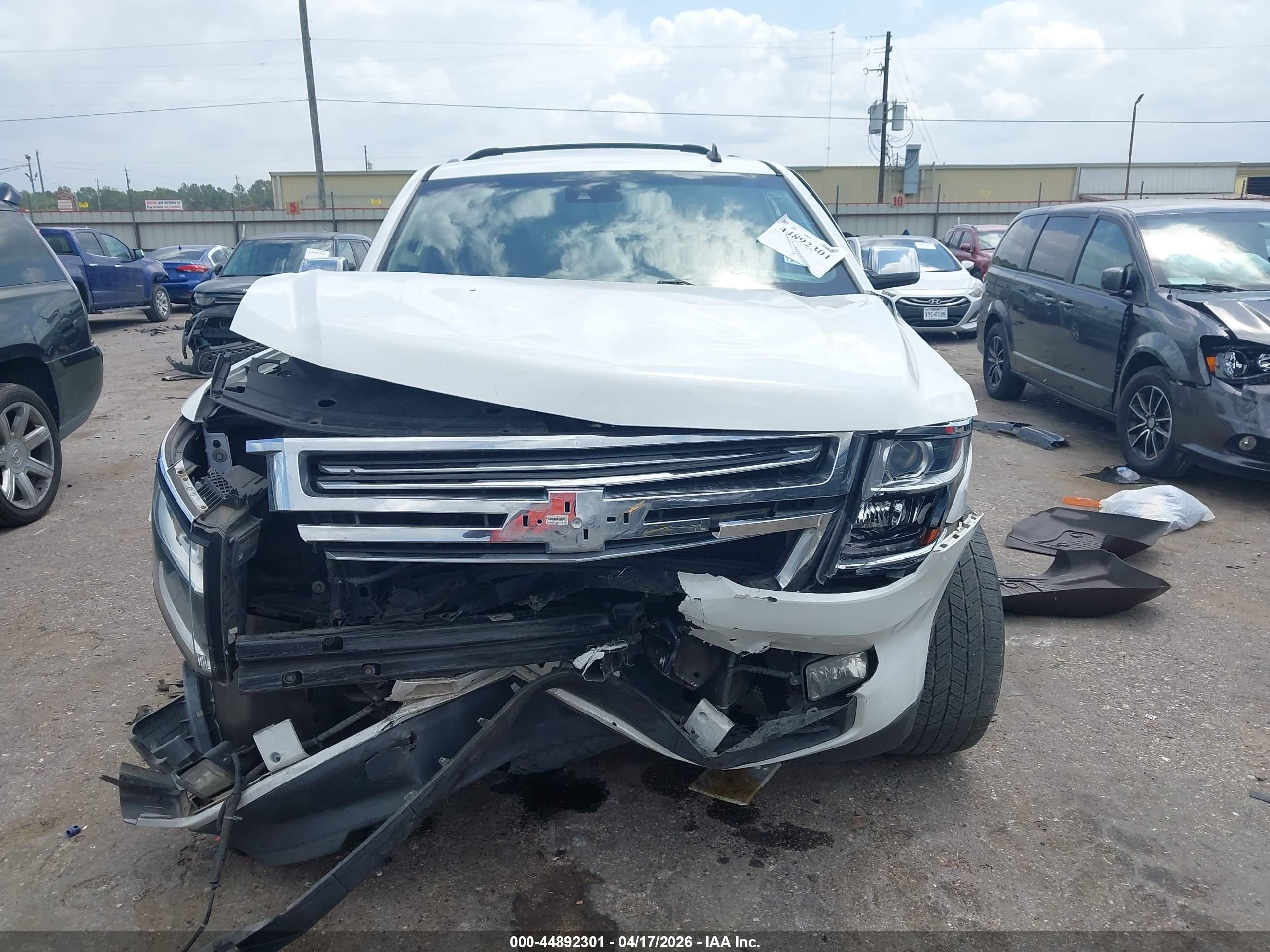 2015 Chevrolet Suburban 1500 Ltz White vin: 1GNSCKKC1FR299478