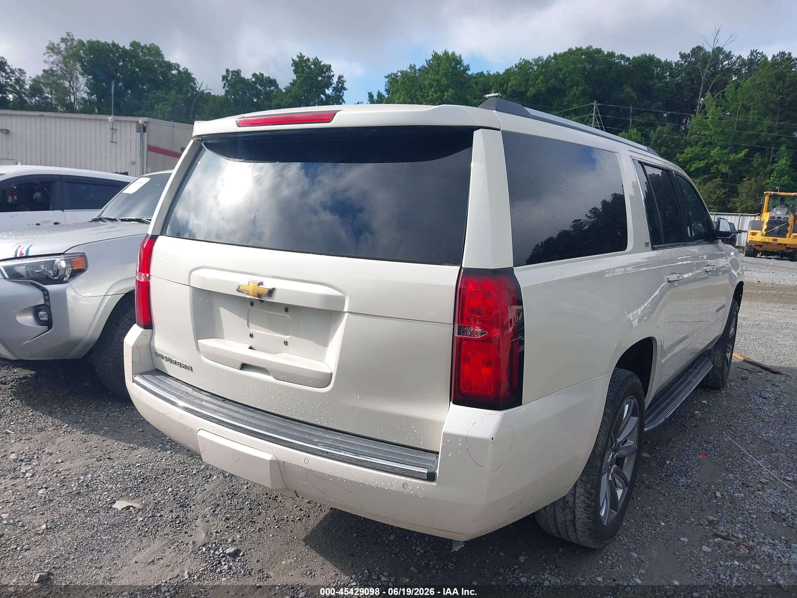 2015 Chevrolet Suburban 1500 Ltz White vin: 1GNSCKKC5FR721140