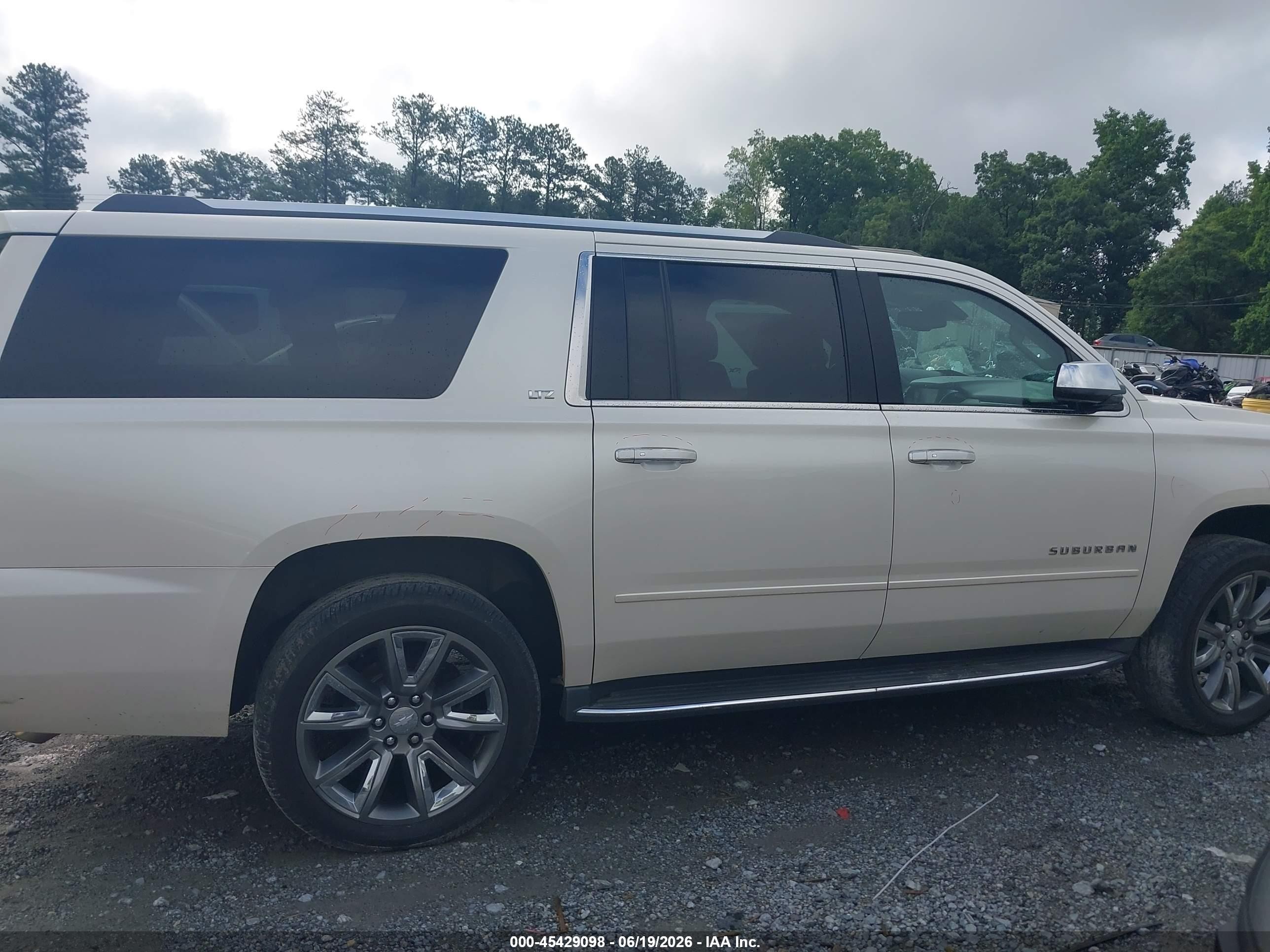 2015 Chevrolet Suburban 1500 Ltz White vin: 1GNSCKKC5FR721140