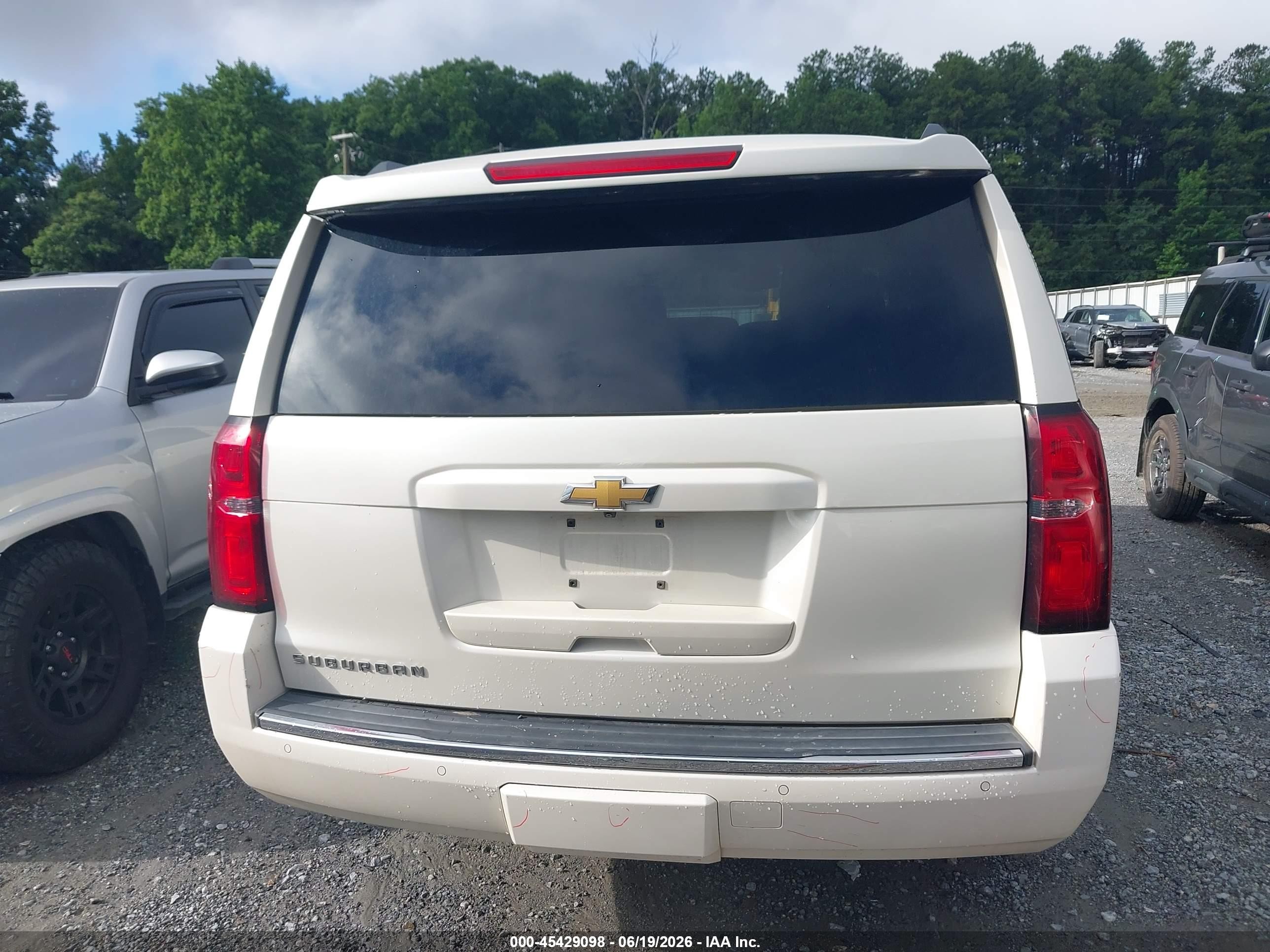 2015 Chevrolet Suburban 1500 Ltz White vin: 1GNSCKKC5FR721140