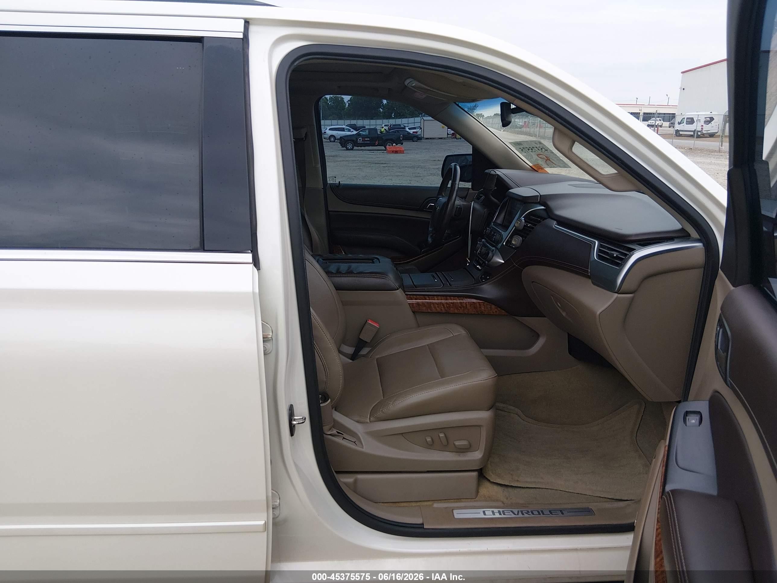 2015 Chevrolet Suburban 1500 Ltz White vin: 1GNSCKKC8FR708253
