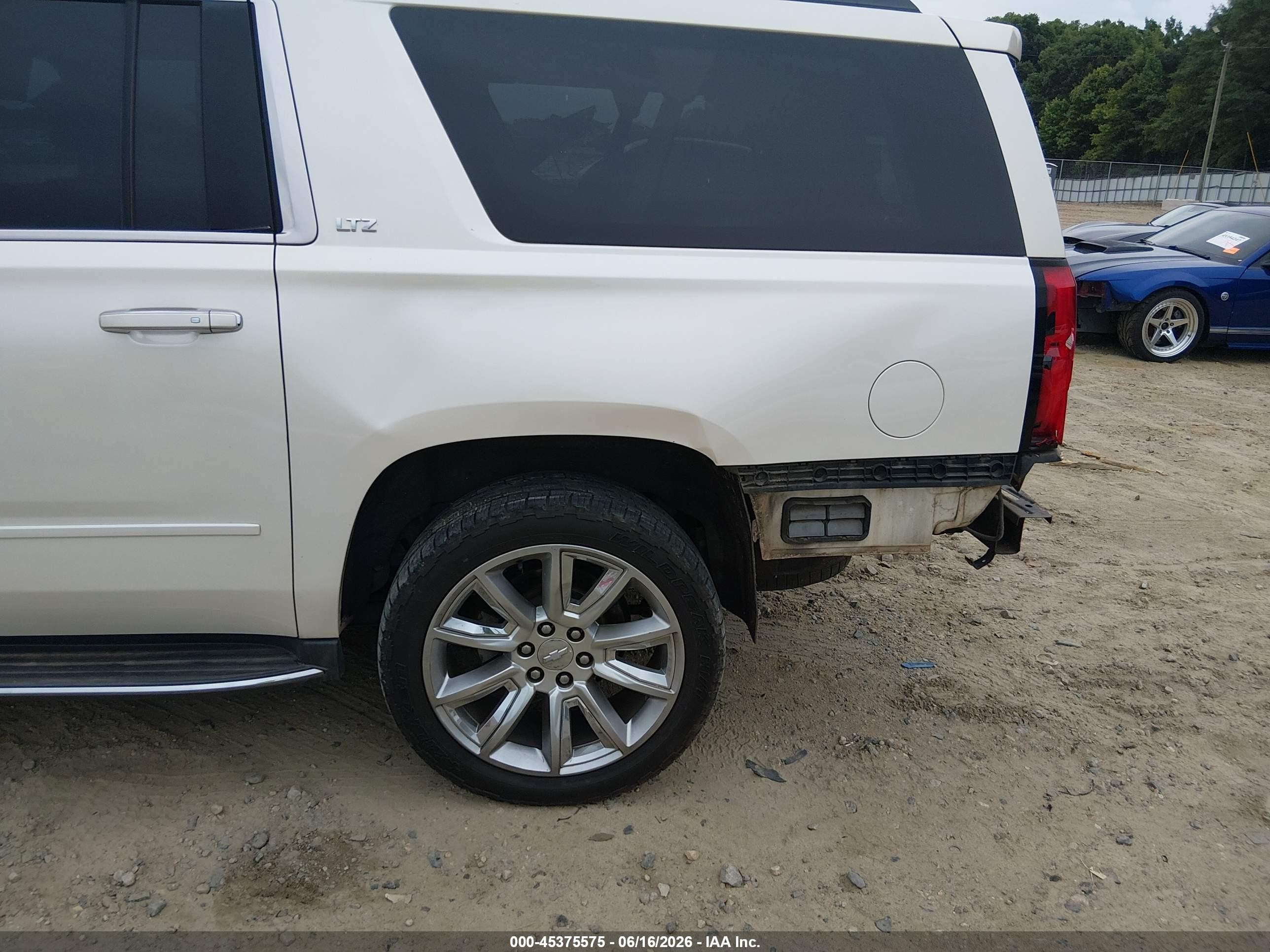 2015 Chevrolet Suburban 1500 Ltz White vin: 1GNSCKKC8FR708253