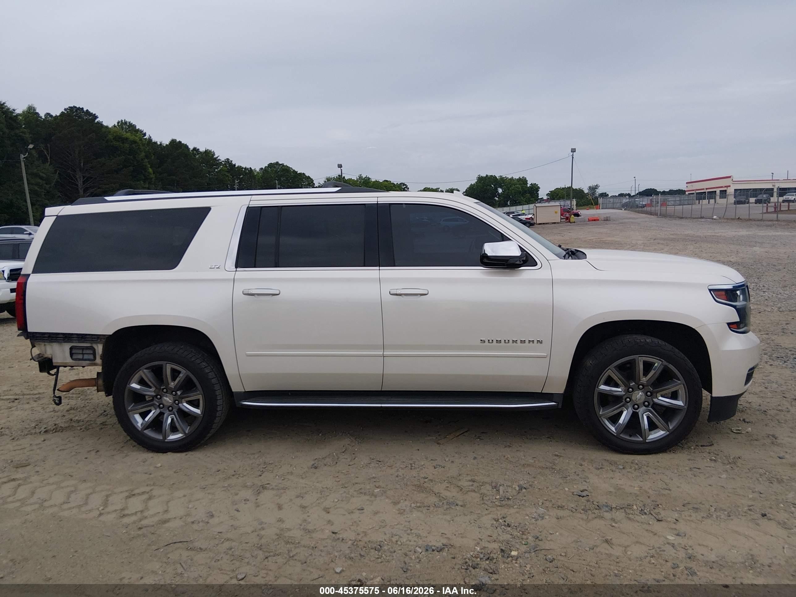 2015 Chevrolet Suburban 1500 Ltz White vin: 1GNSCKKC8FR708253