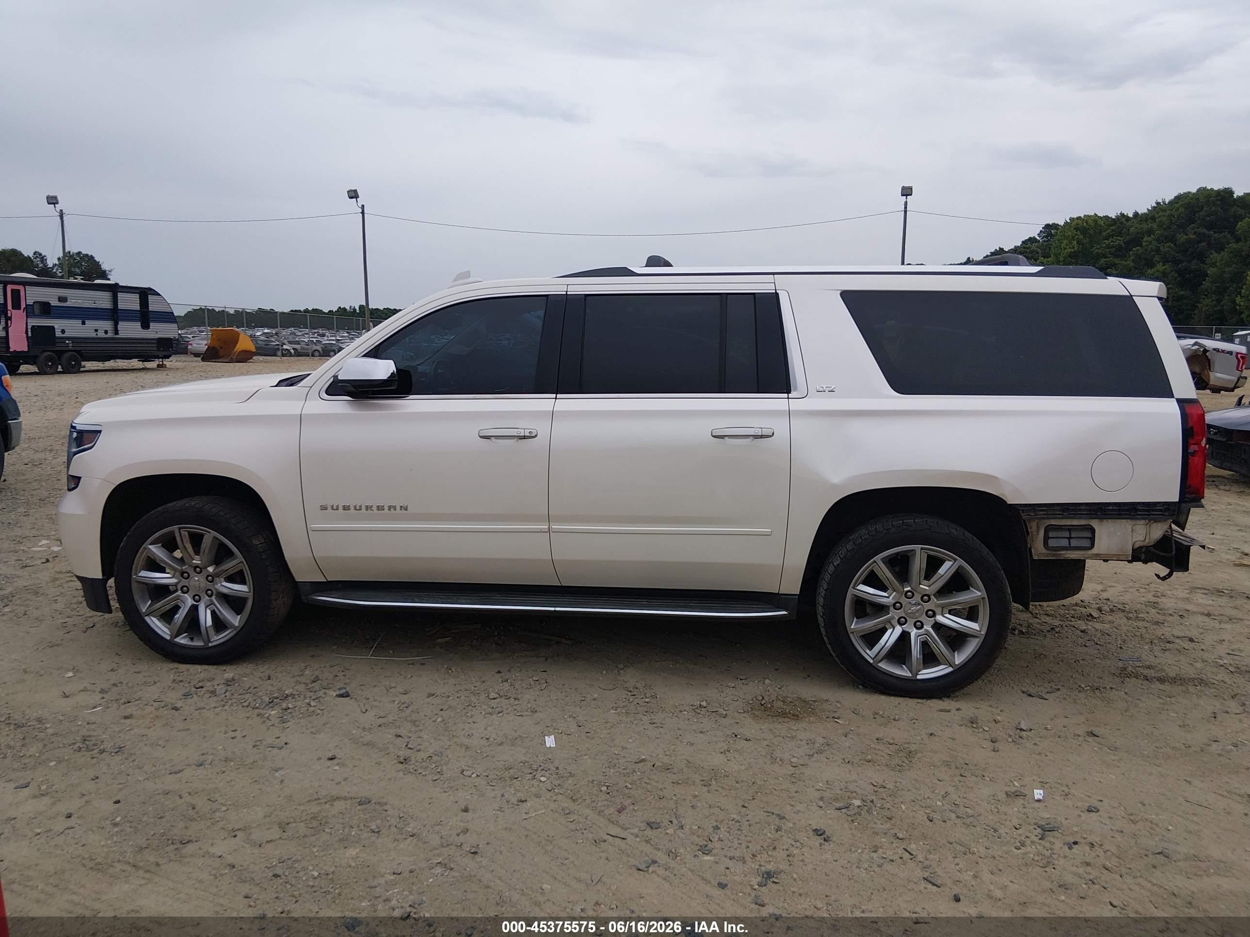 2015 Chevrolet Suburban 1500 Ltz White vin: 1GNSCKKC8FR708253
