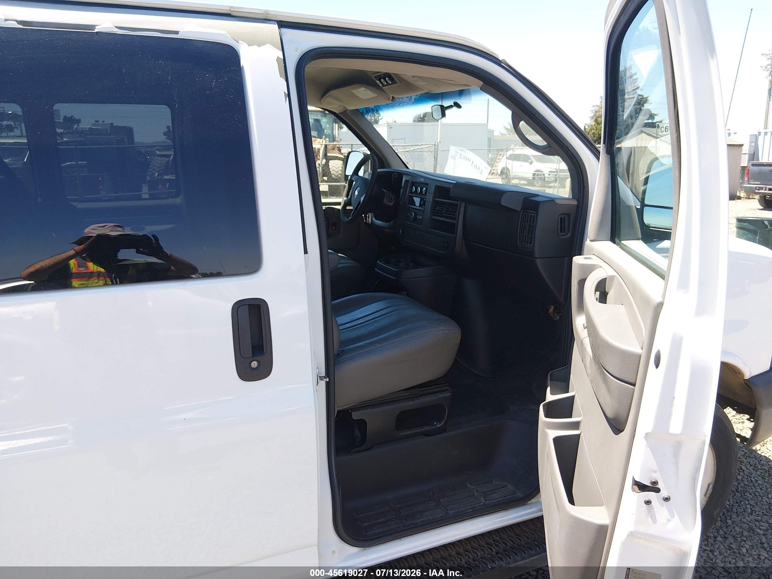 2011 Chevrolet Express 1500 Ls White vin: 1GNSHBF41B1114102