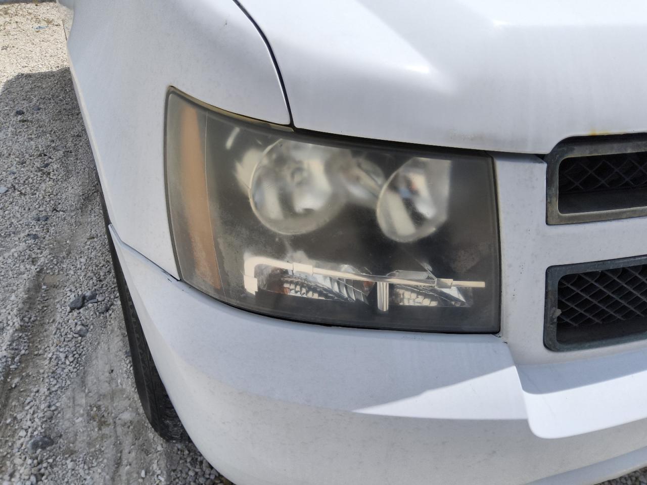 2013 Chevrolet Suburban K1500 White vin: 1GNSK5E7XDR269704 Damage: Right Head Lamp, Faded, Repair Required