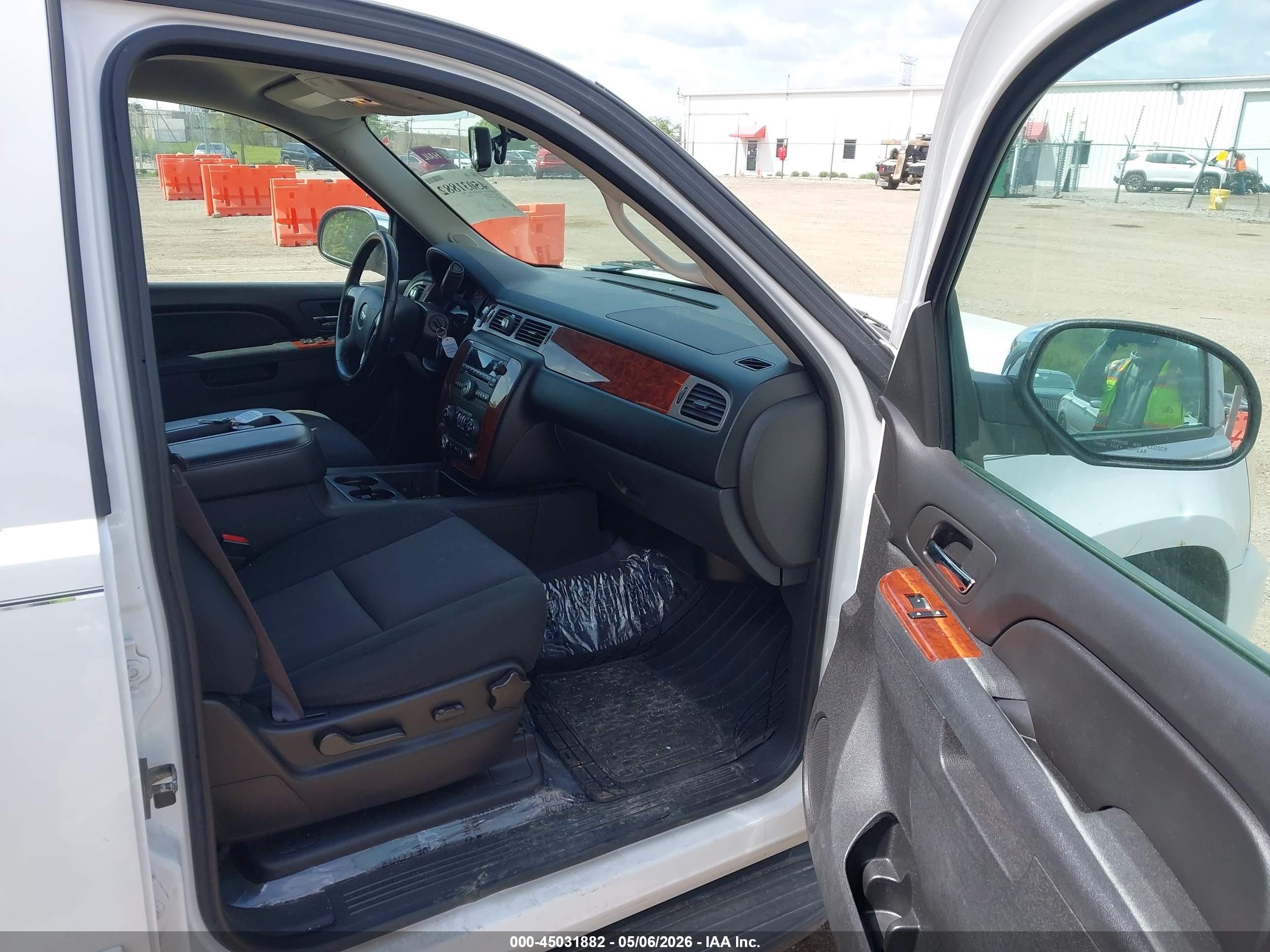 2013 Chevrolet Tahoe Ls White vin: 1GNSKAE03DR253078