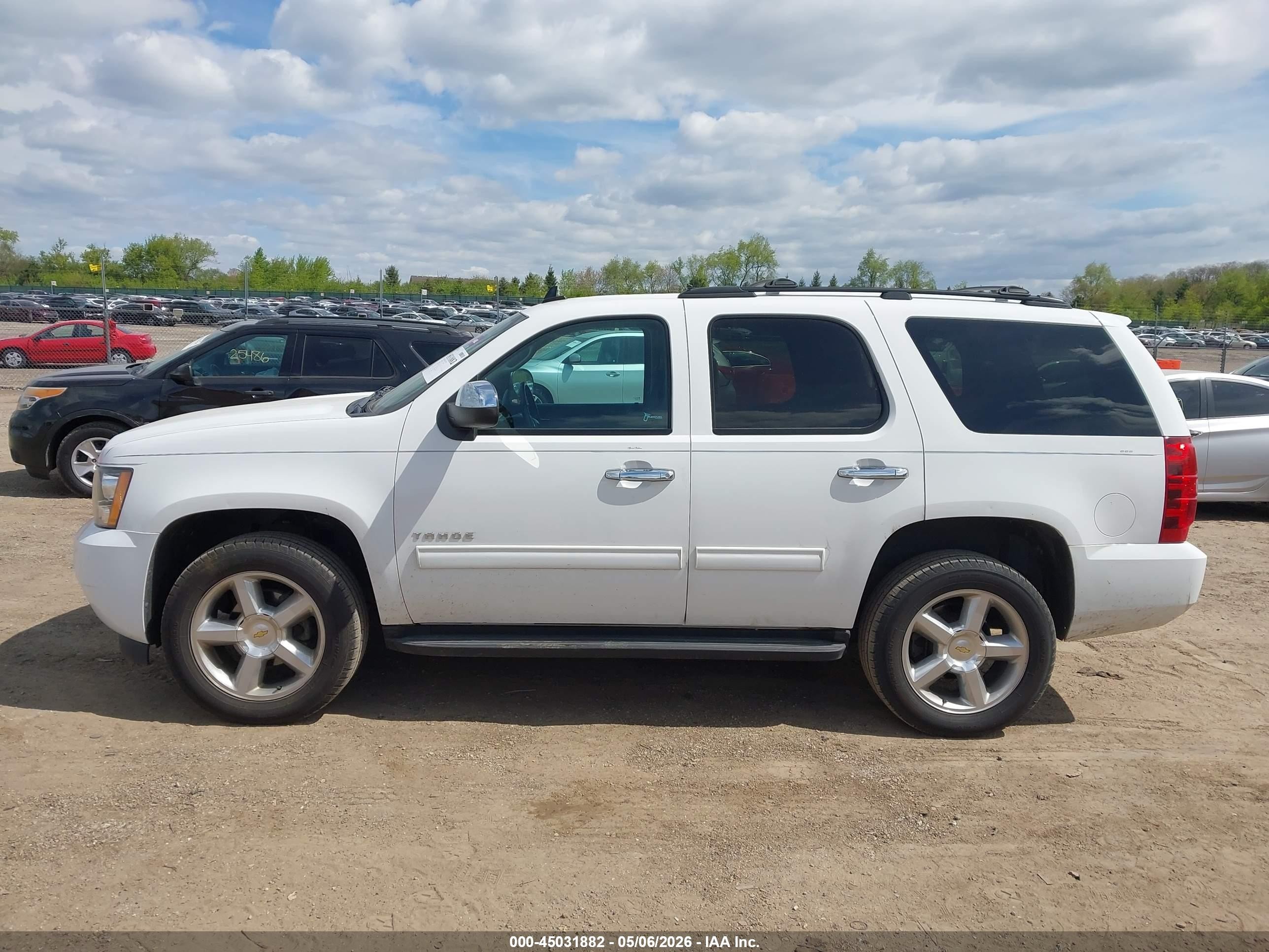 2013 Chevrolet Tahoe Ls White vin: 1GNSKAE03DR253078