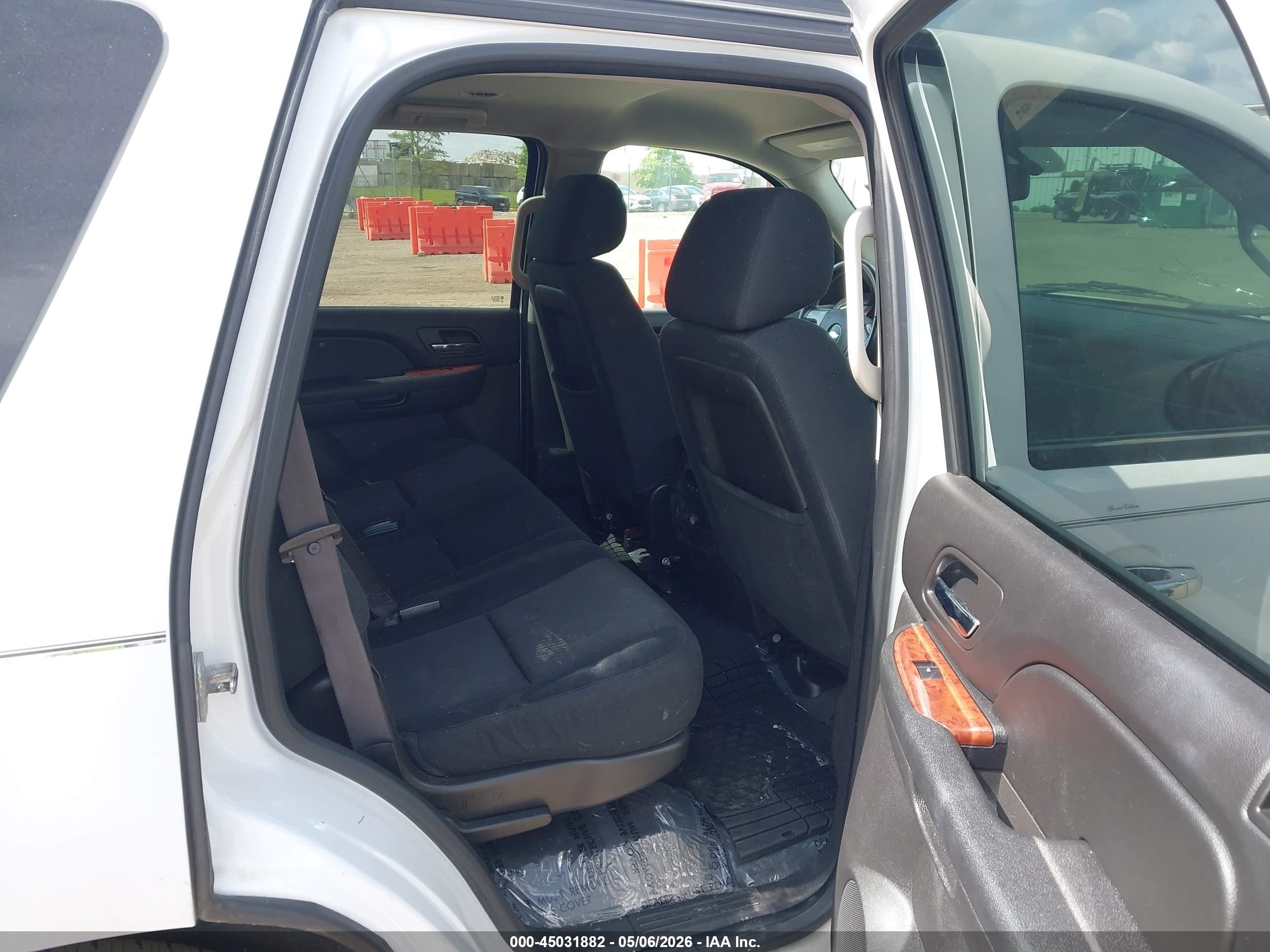 2013 Chevrolet Tahoe Ls White vin: 1GNSKAE03DR253078