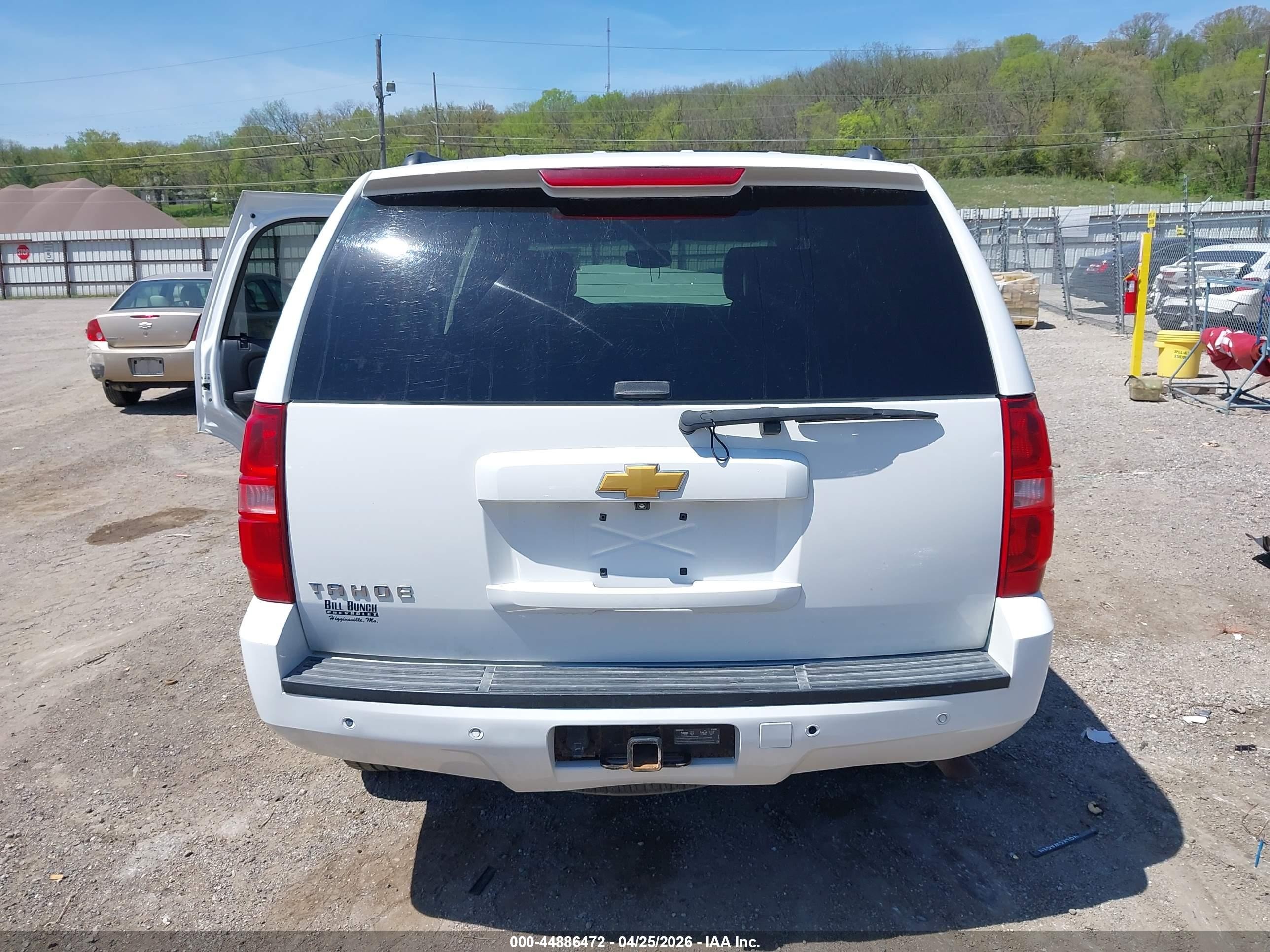 2014 Chevrolet Tahoe Ls White vin: 1GNSKAE03ER120984