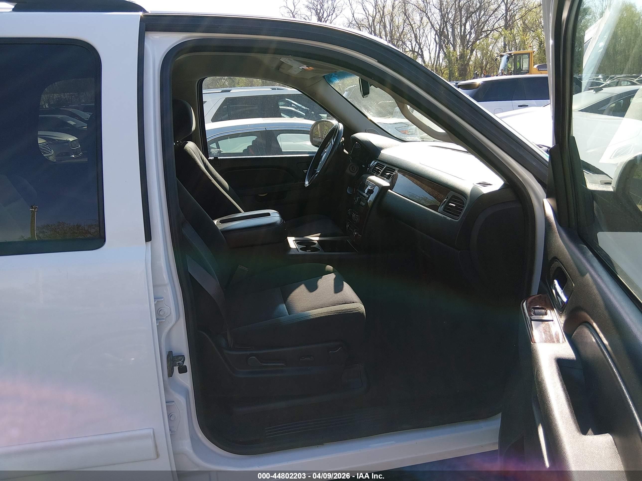 2013 Chevrolet Tahoe Ls White vin: 1GNSKAE05DR231566