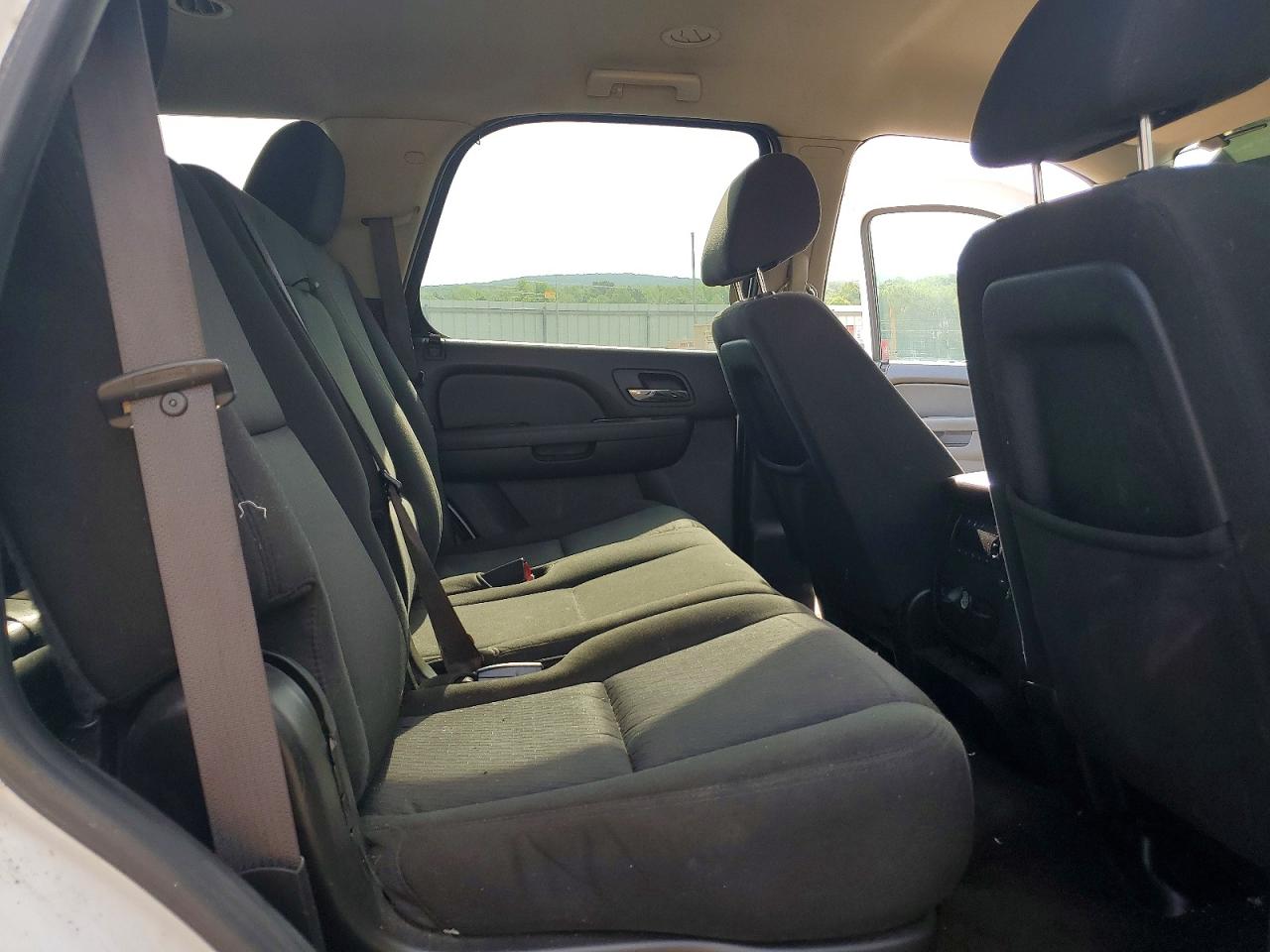 2011 Chevrolet Tahoe K1500 Ls White vin: 1GNSKAE0XBR385204