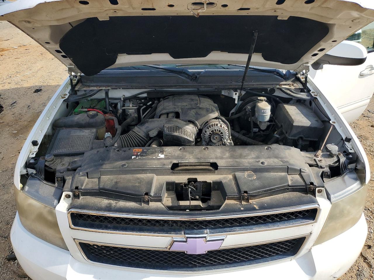 2011 Chevrolet Tahoe K1500 Ls White vin: 1GNSKAE0XBR385204