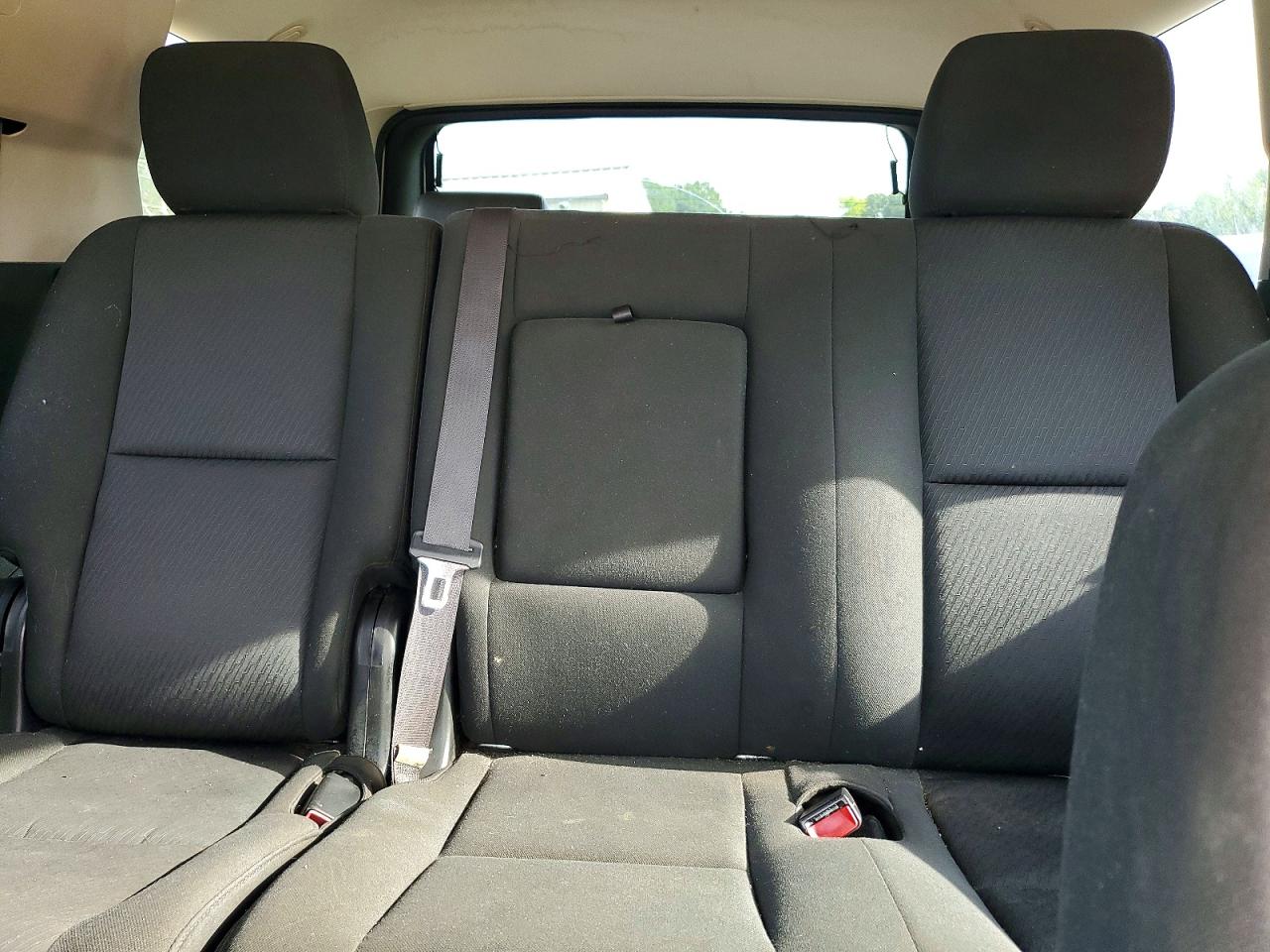2011 Chevrolet Tahoe K1500 Ls White vin: 1GNSKAE0XBR385204