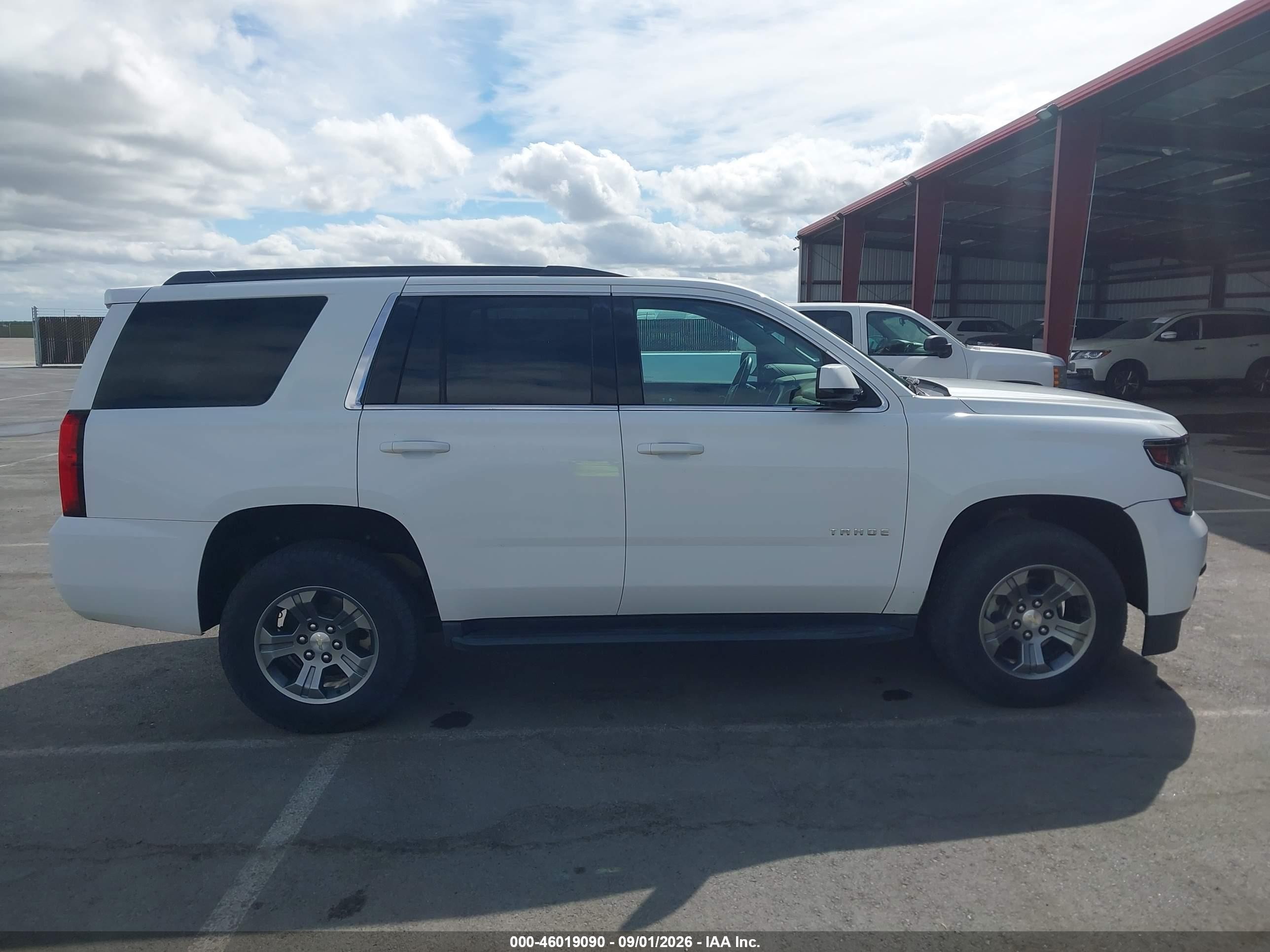 2018 Chevrolet Tahoe Ls Белый vin: 1GNSKAEC6JR348708