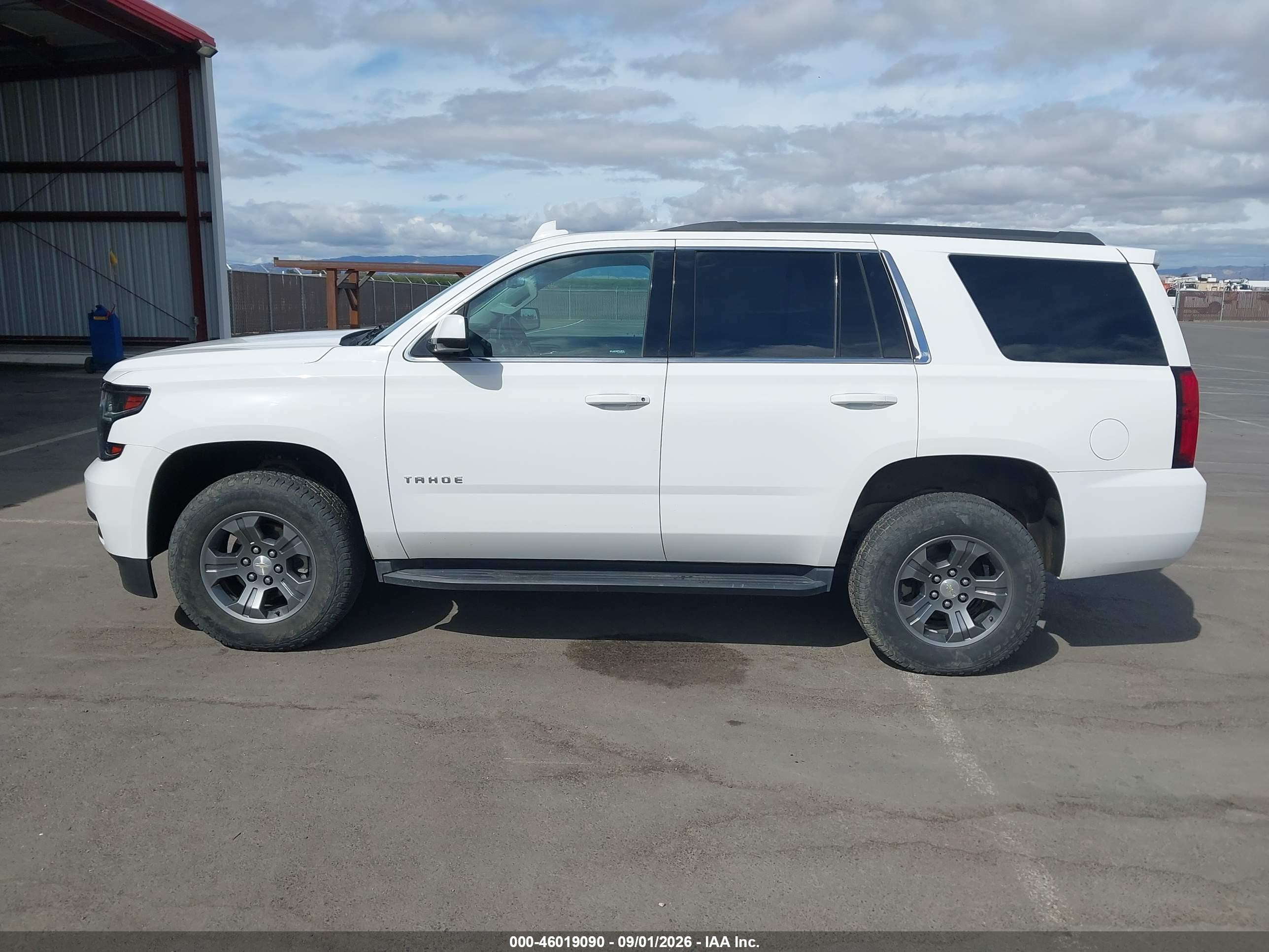 2018 Chevrolet Tahoe Ls Белый vin: 1GNSKAEC6JR348708