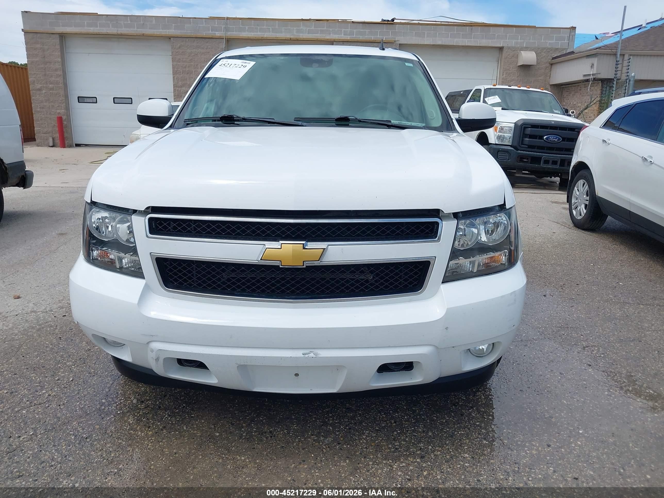 2013 Chevrolet Tahoe Lt White vin: 1GNSKBE00DR225888