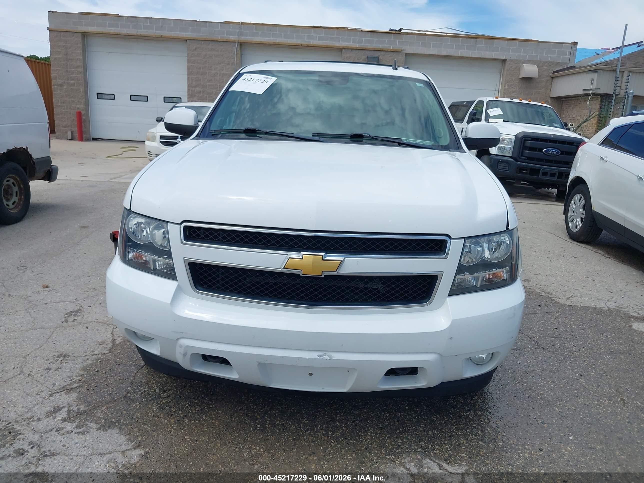 2013 Chevrolet Tahoe Lt White vin: 1GNSKBE00DR225888