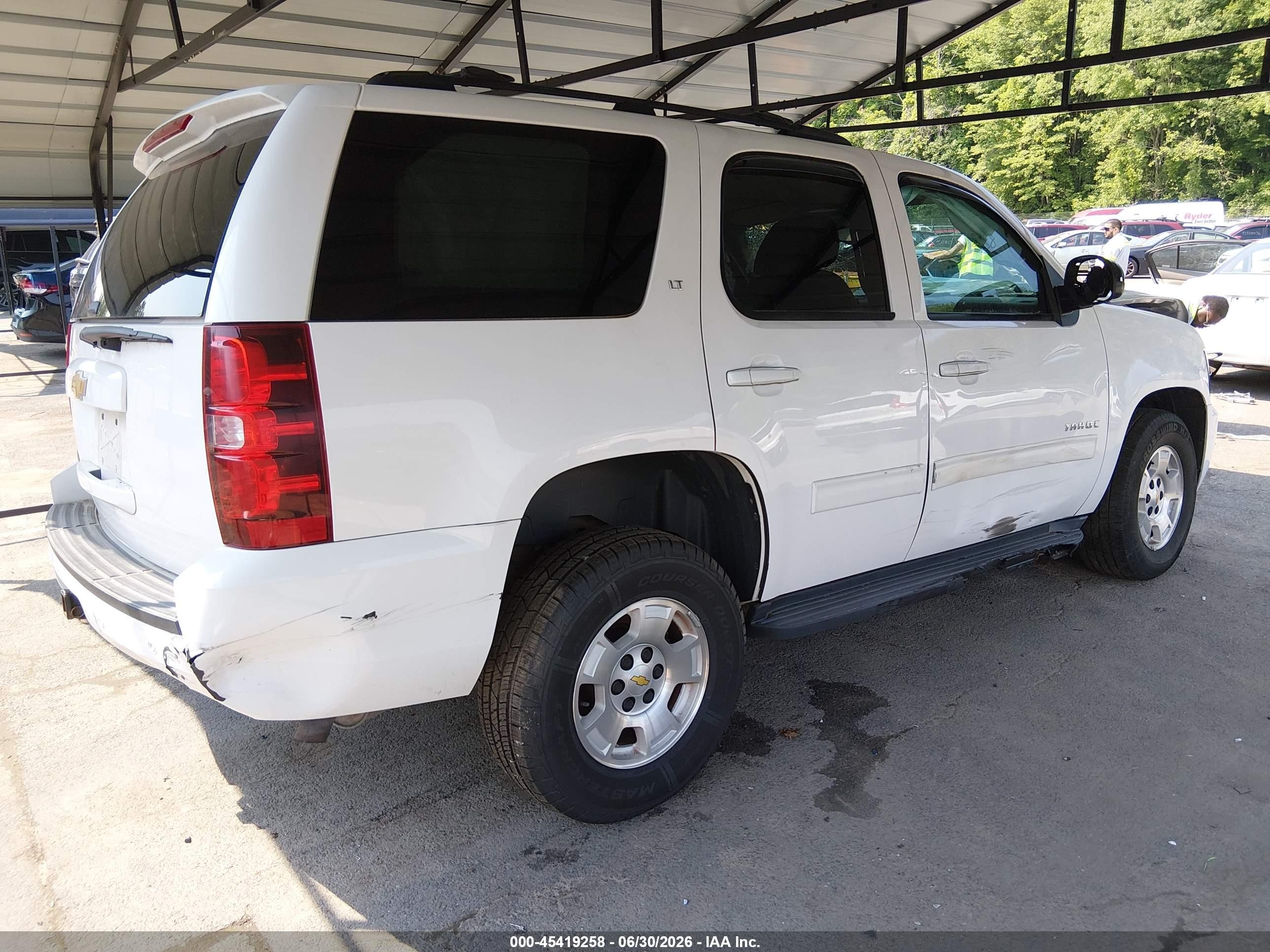 2013 Chevrolet Tahoe Lt White vin: 1GNSKBE01DR301411