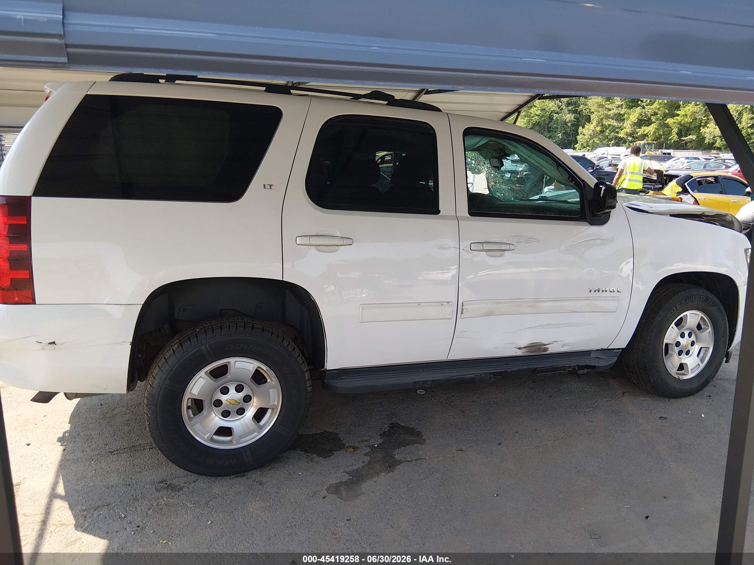 2013 Chevrolet Tahoe Lt White vin: 1GNSKBE01DR301411