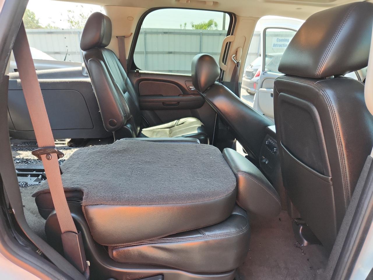 2011 Chevrolet Tahoe K1500 Lt White vin: 1GNSKBE02BR366538