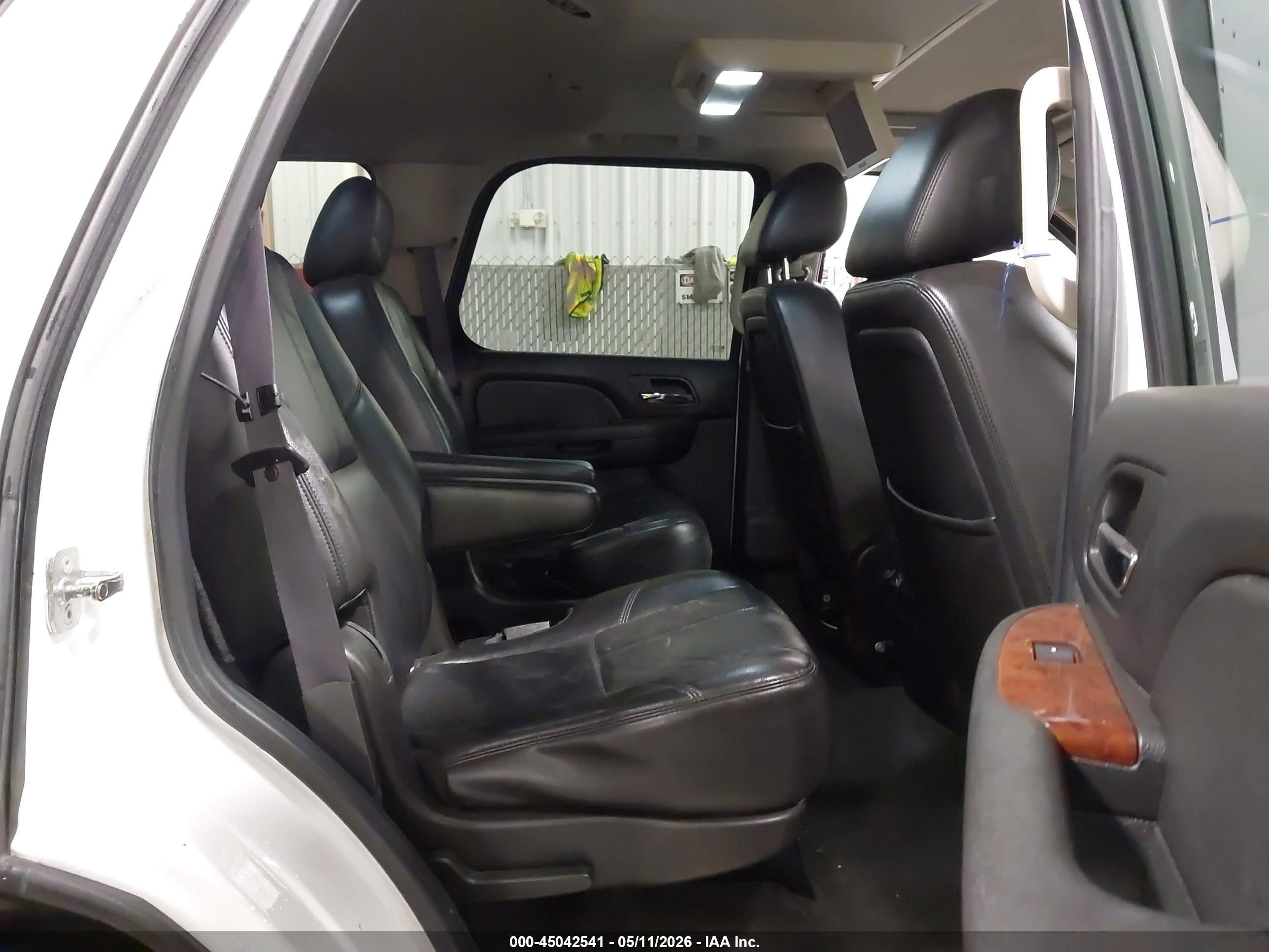 2011 Chevrolet Tahoe Lt Белый vin: 1GNSKBE02BR386580