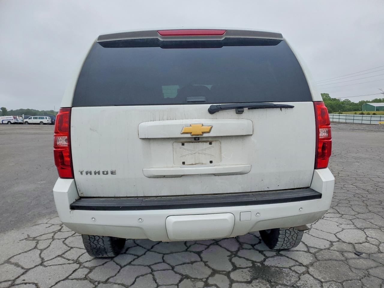 2013 Chevrolet Tahoe K1500 Lt White vin: 1GNSKBE02DR203732