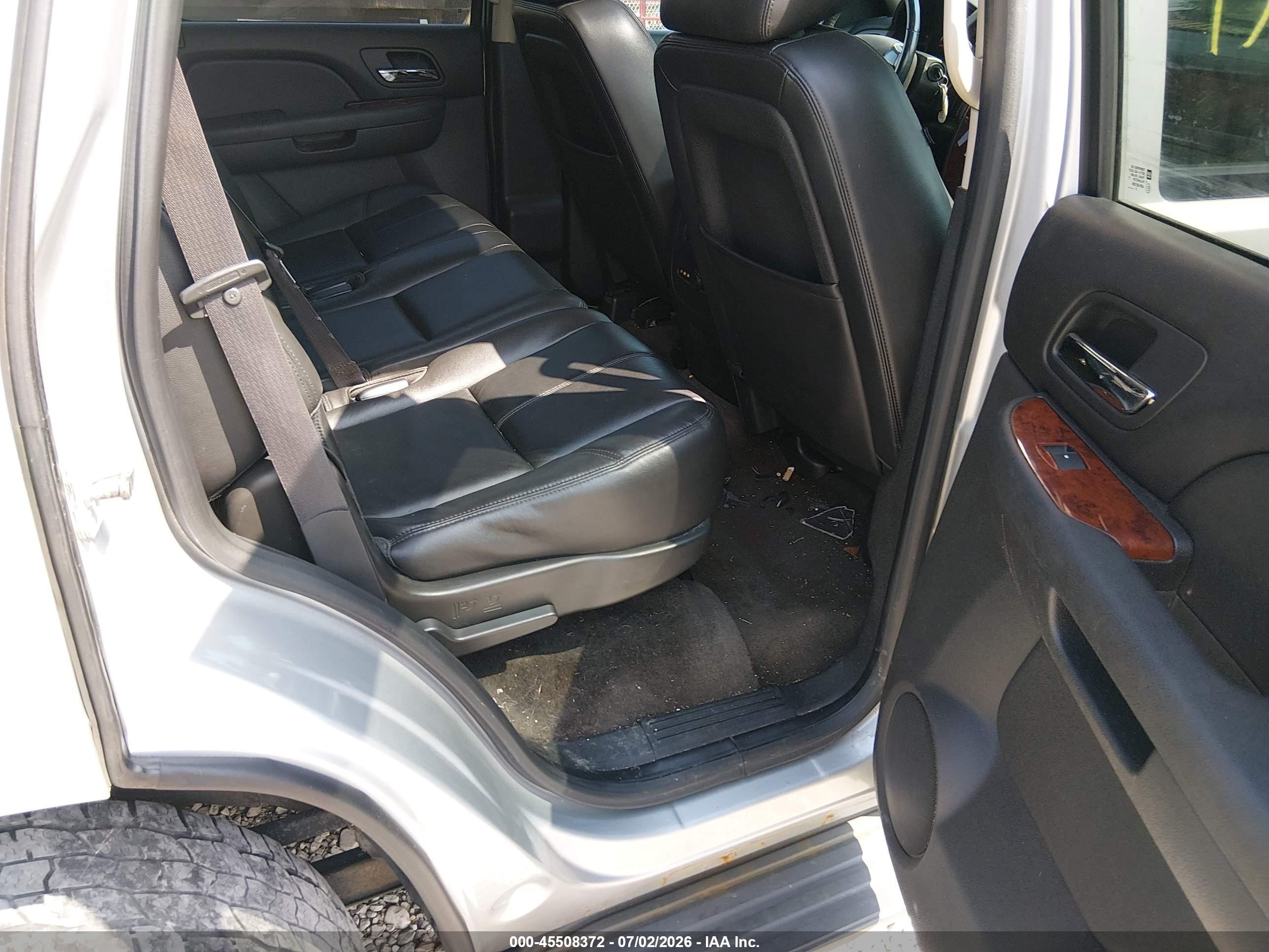 2013 Chevrolet Tahoe Lt Silver vin: 1GNSKBE05DR149813