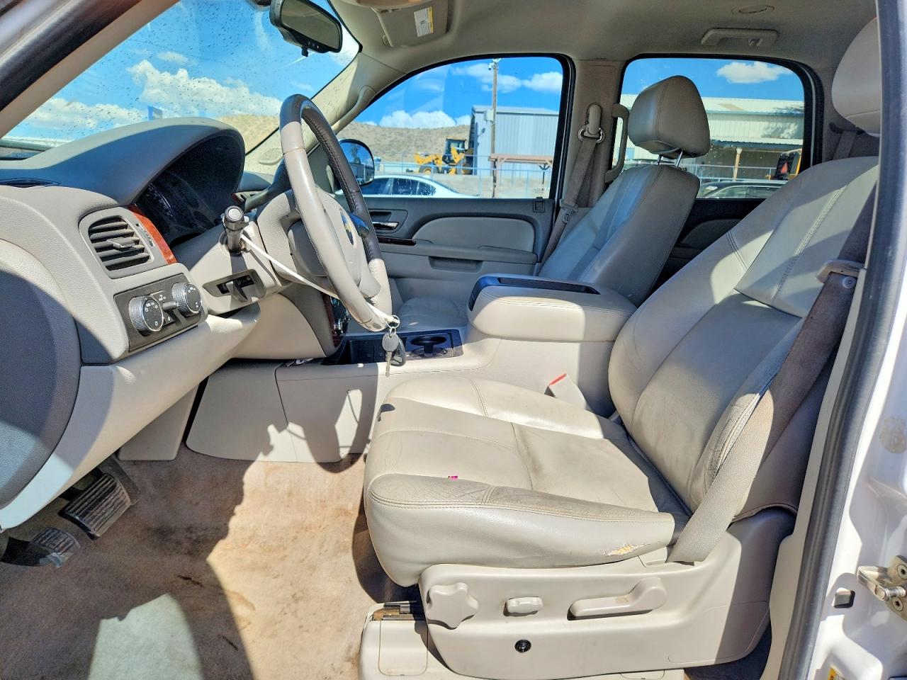 2011 Chevrolet Tahoe K1500 Lt White vin: 1GNSKBE06BR245575