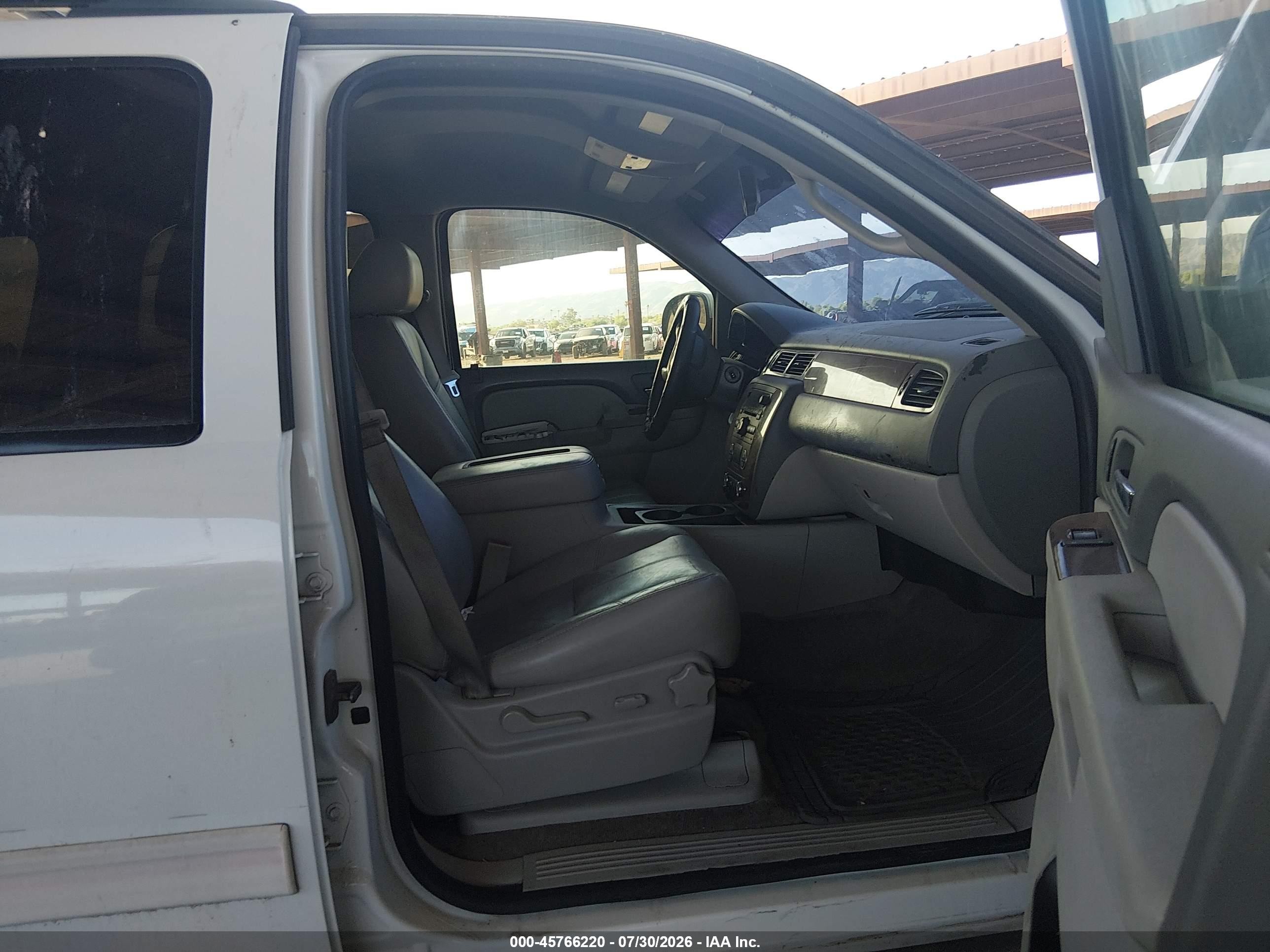 2013 Chevrolet Tahoe Lt White vin: 1GNSKBE06DR106484