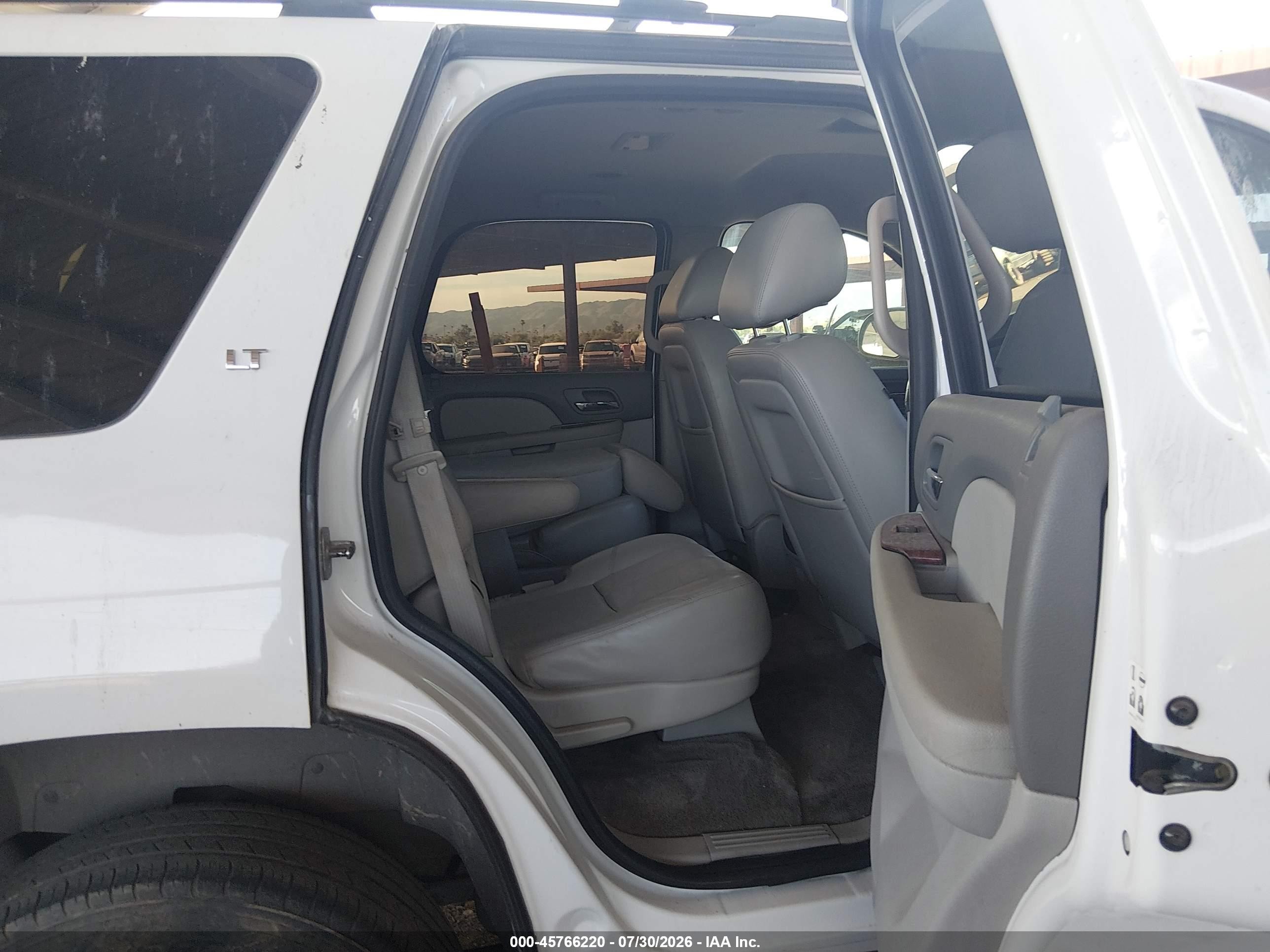 2013 Chevrolet Tahoe Lt White vin: 1GNSKBE06DR106484