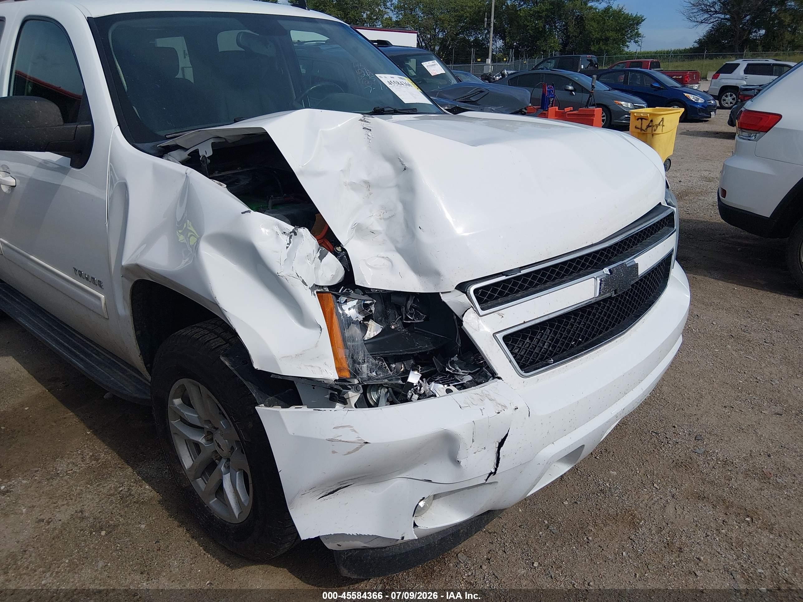 2013 Chevrolet Tahoe Lt White vin: 1GNSKBE06DR324134