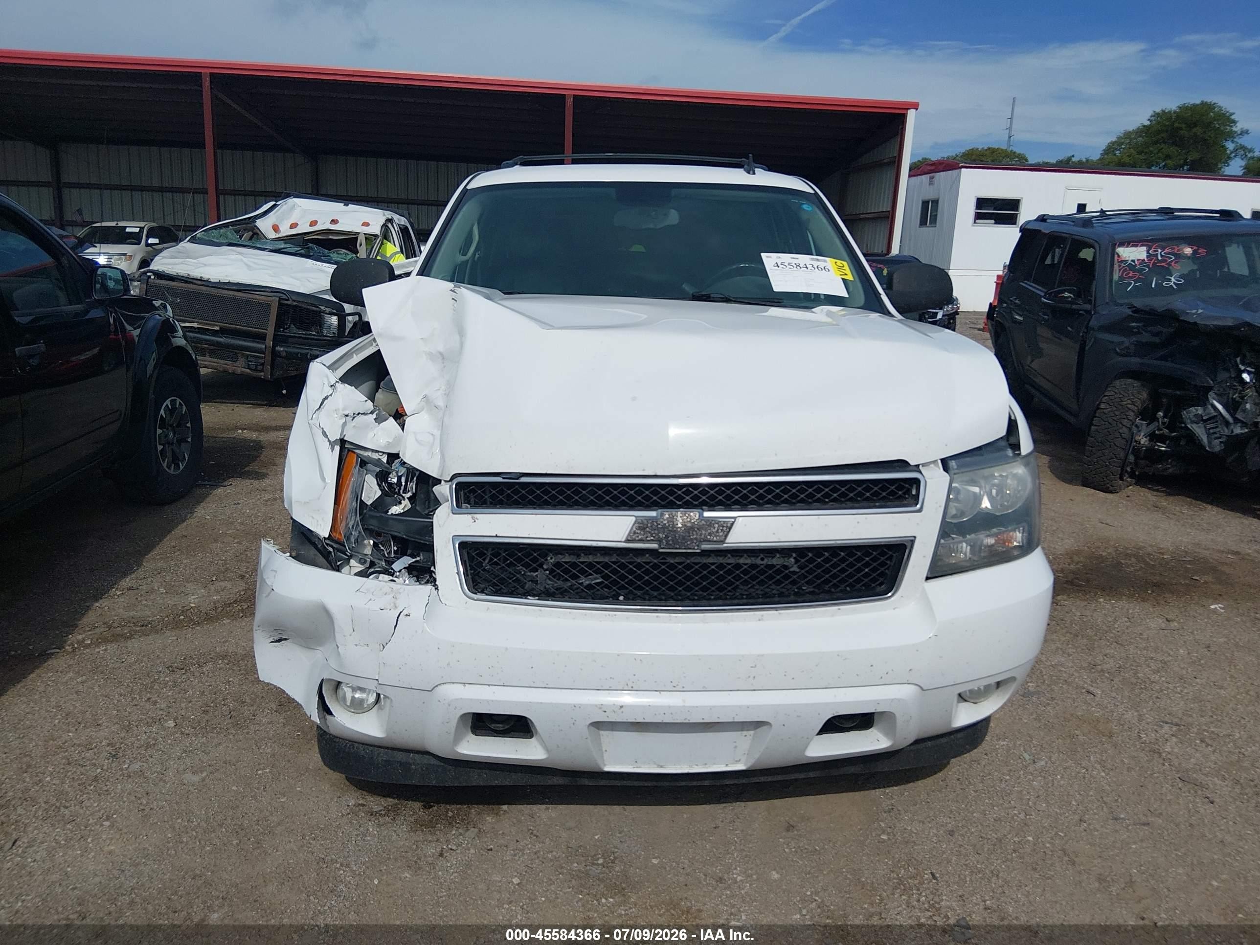 2013 Chevrolet Tahoe Lt White vin: 1GNSKBE06DR324134