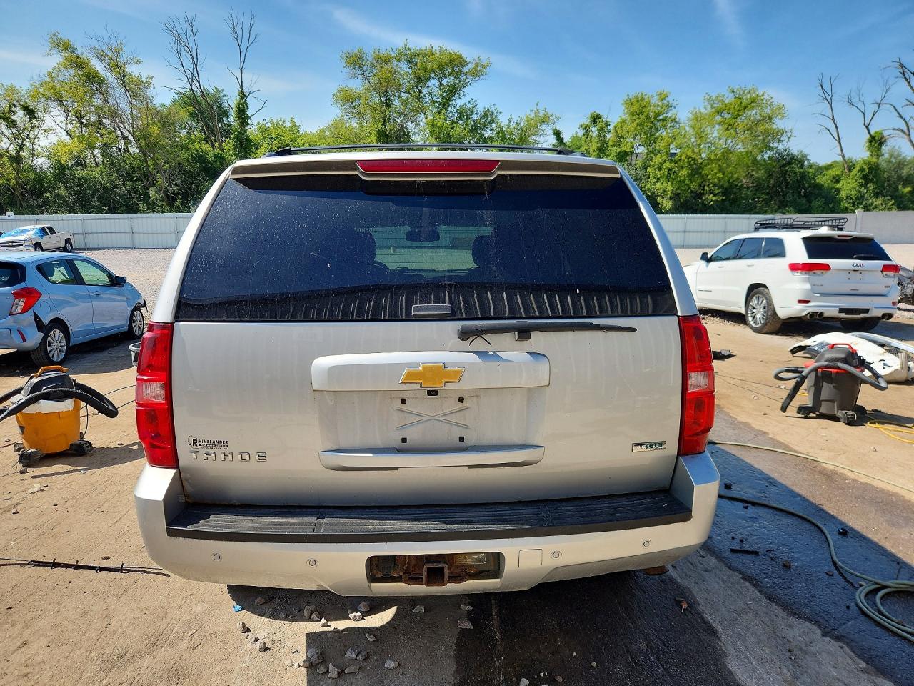 2011 Chevrolet Tahoe K1500 Lt Silver vin: 1GNSKBE07BR227571