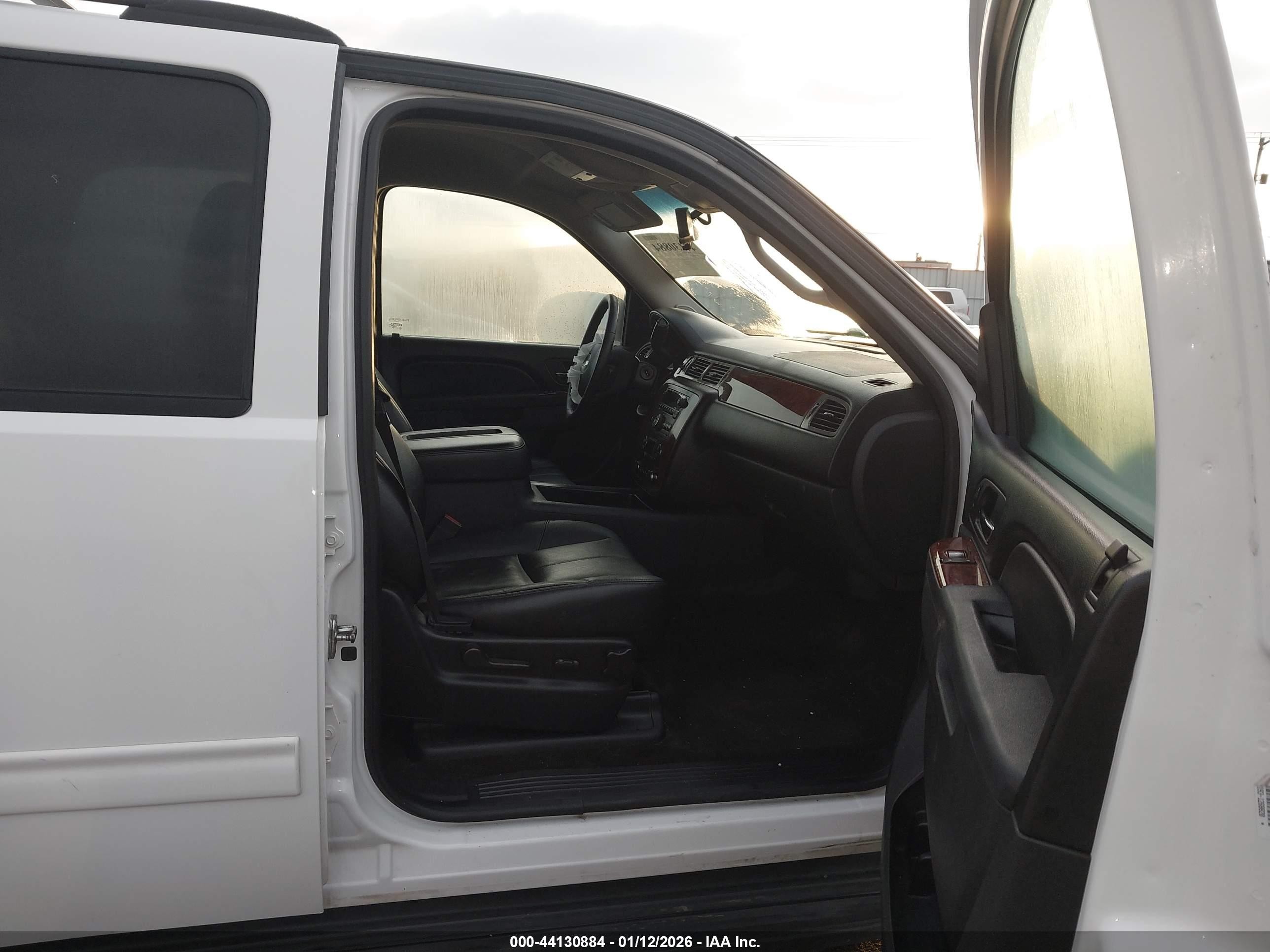 2013 Chevrolet Tahoe Lt White vin: 1GNSKBE07DR238363