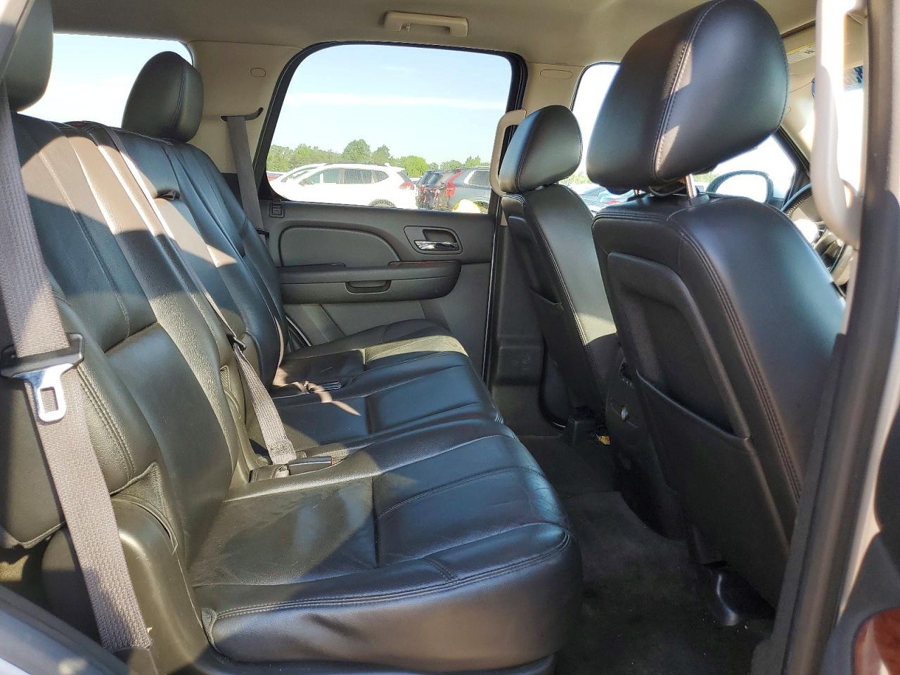 2013 Chevrolet Tahoe K1500 Lt Silver vin: 1GNSKBE07DR249797