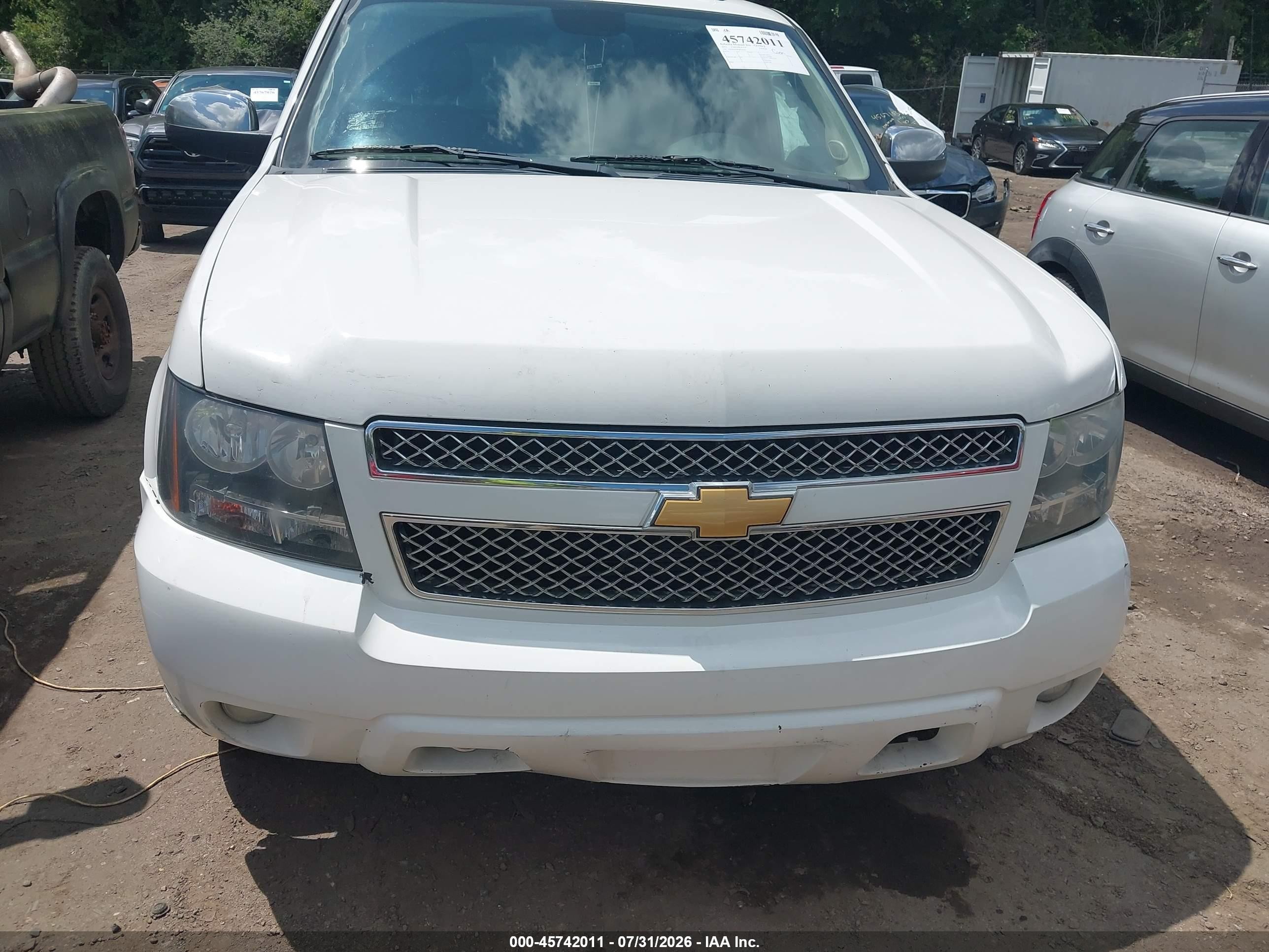 2013 Chevrolet Tahoe Lt Белый vin: 1GNSKBE08DR256645