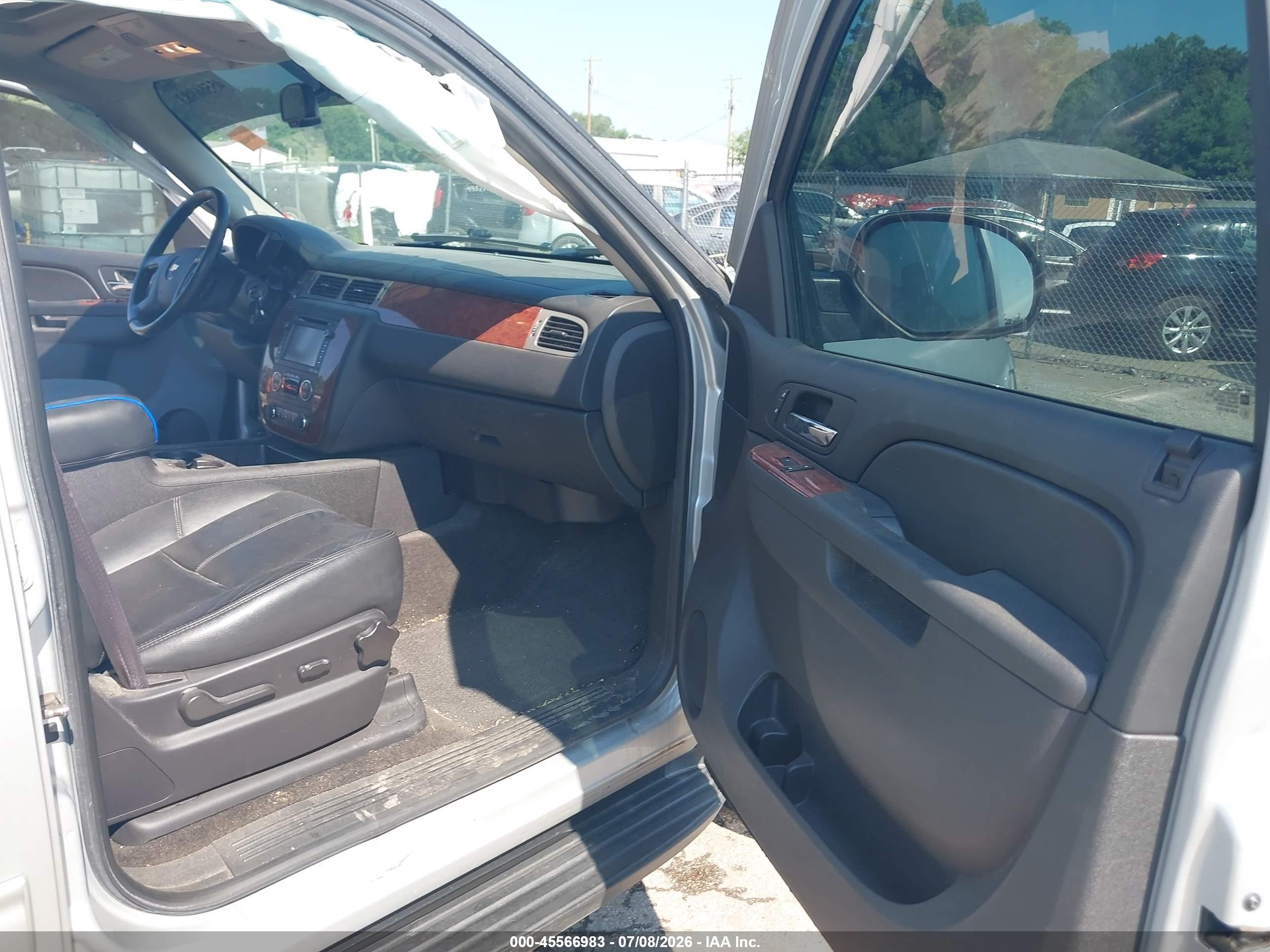 2013 Chevrolet Tahoe Lt Silver vin: 1GNSKBE08DR366725