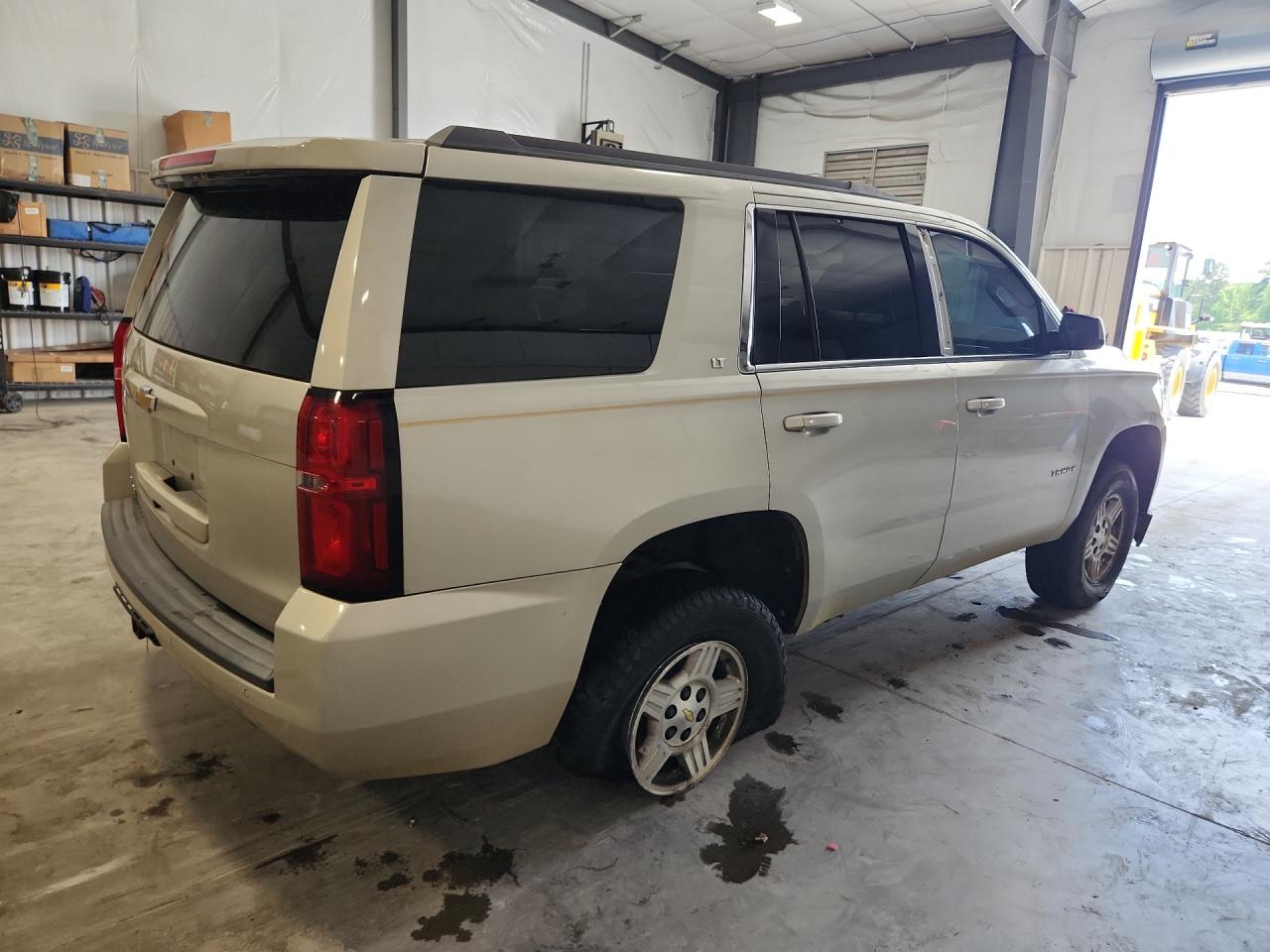 2015 Chevrolet Tahoe K1500 Lt Gold vin: 1GNSKBKC1FR174726 Damage: Right Rear Tire, Separated, Replacement Required