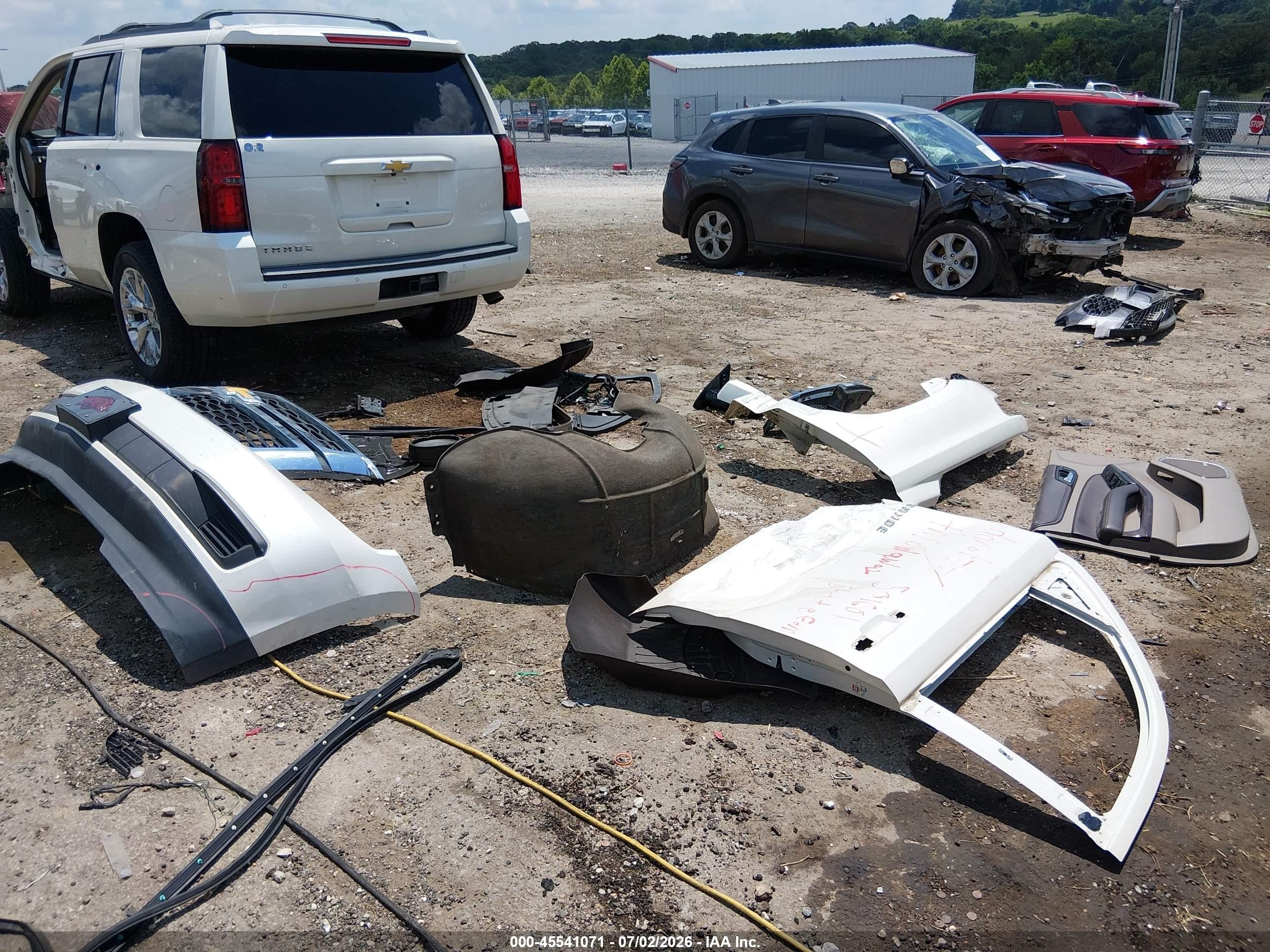 2015 Chevrolet Tahoe Lt White vin: 1GNSKBKC1FR502047