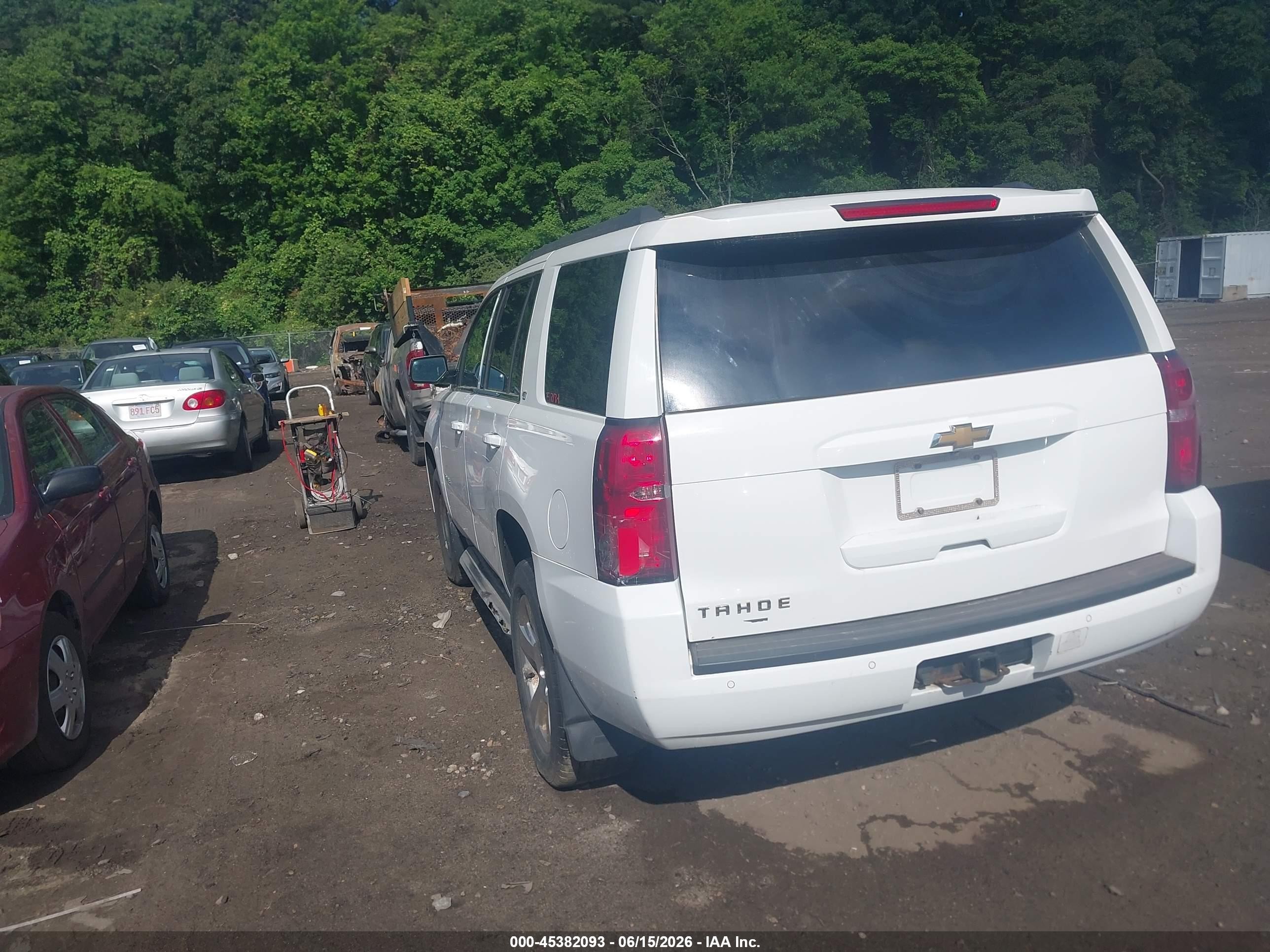 2015 Chevrolet Tahoe Lt White vin: 1GNSKBKC2FR291537