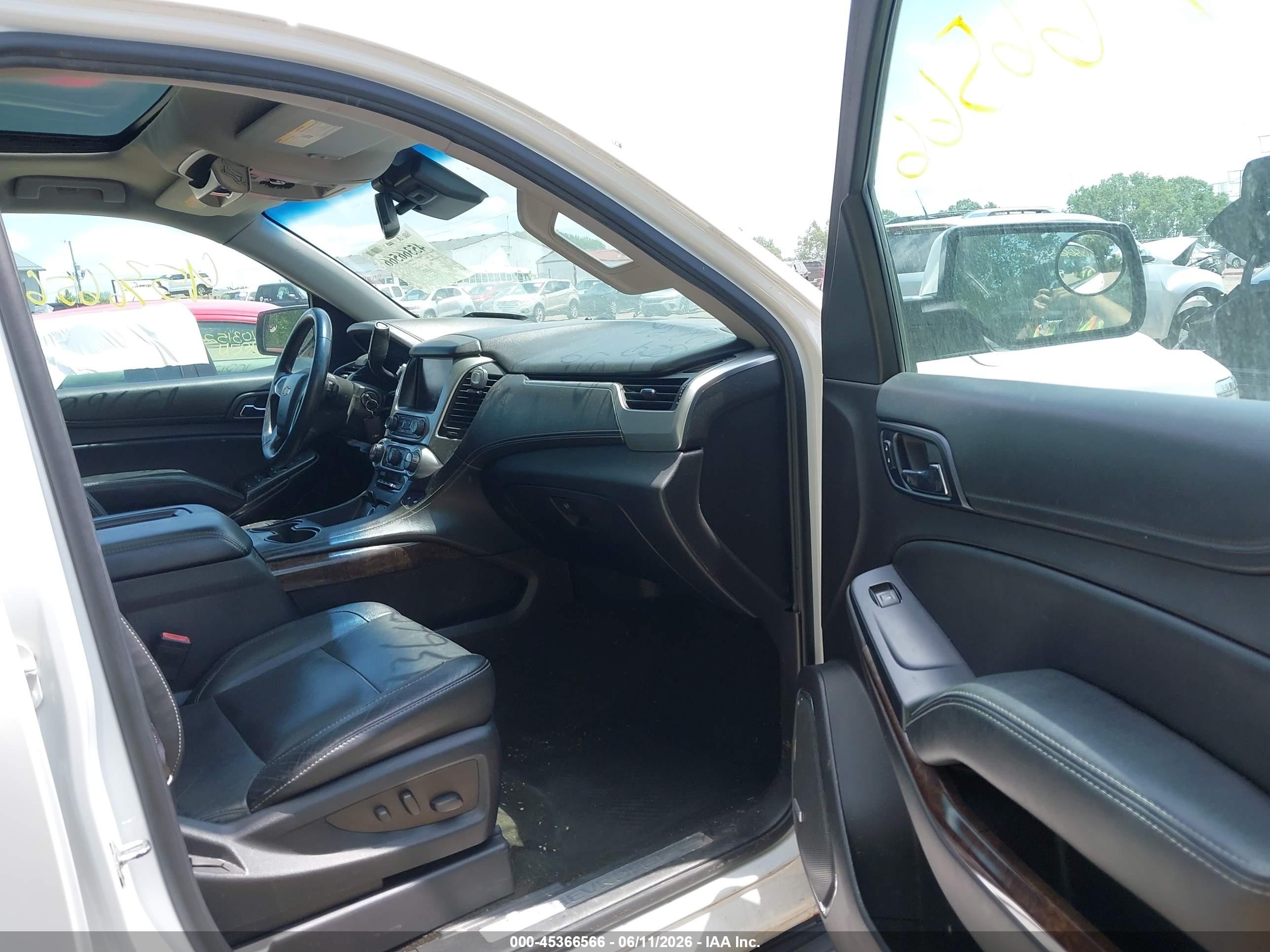 2015 Chevrolet Tahoe Lt White vin: 1GNSKBKC5FR628637