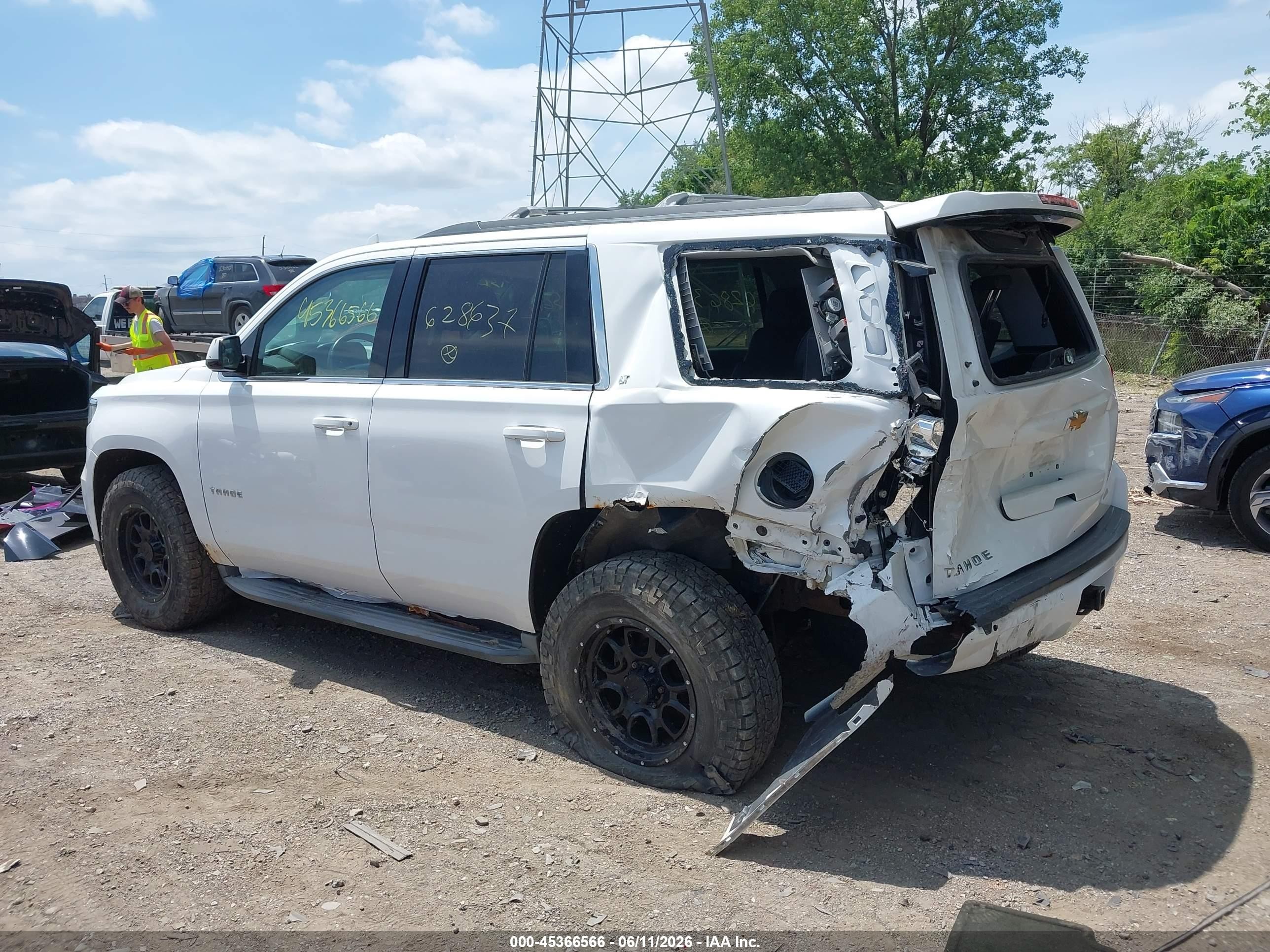 2015 Chevrolet Tahoe Lt White vin: 1GNSKBKC5FR628637