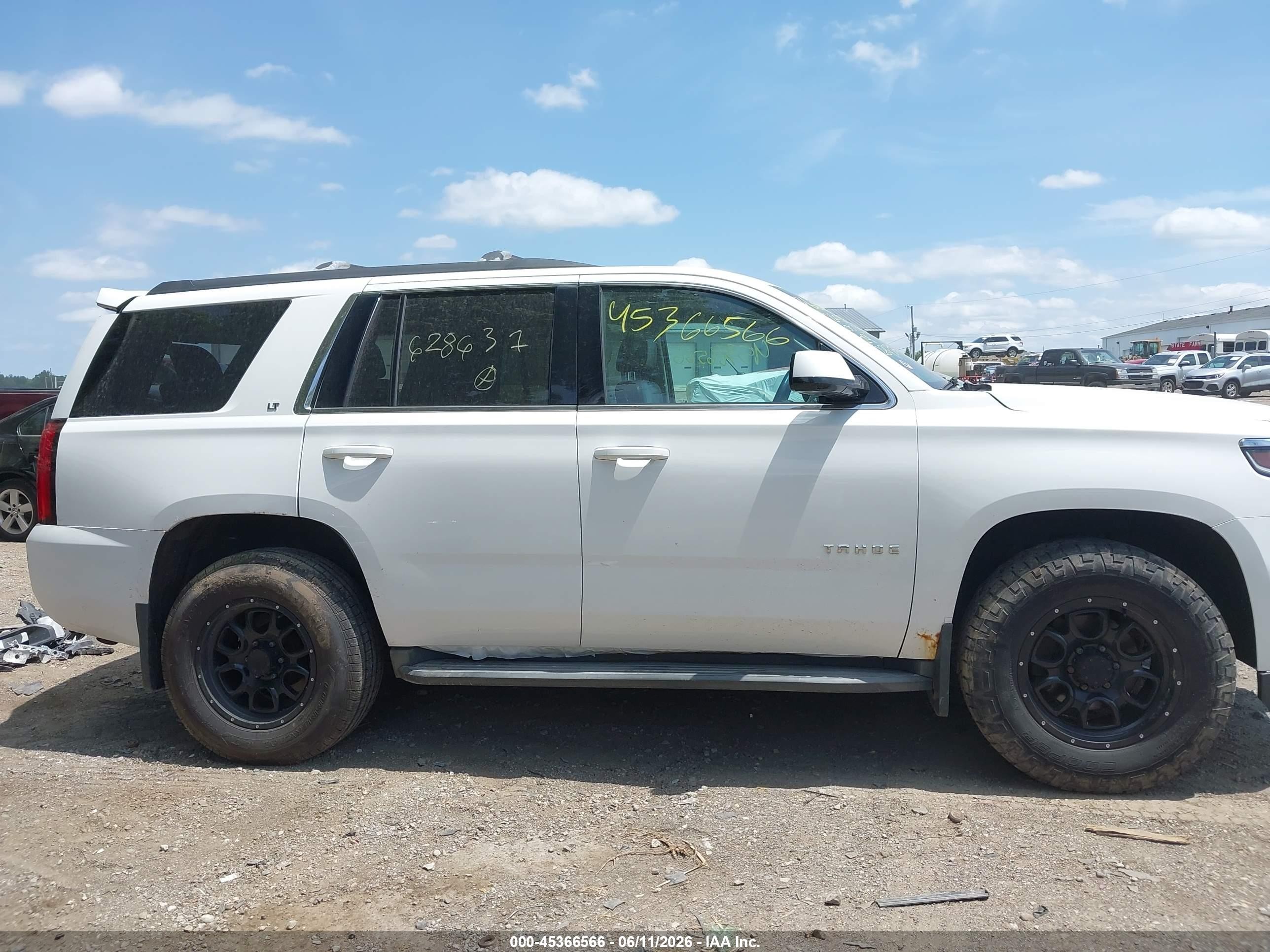 2015 Chevrolet Tahoe Lt White vin: 1GNSKBKC5FR628637