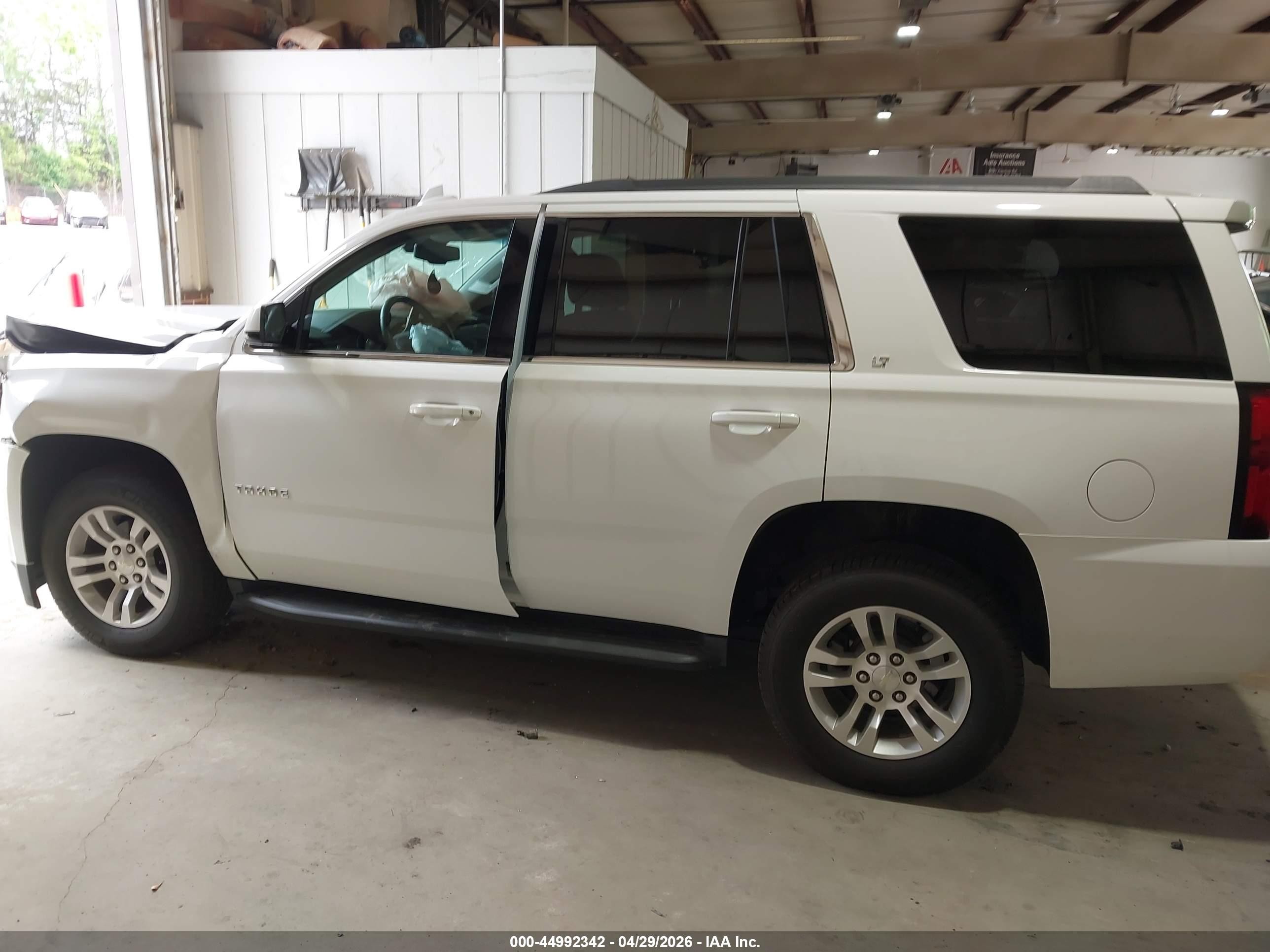 2017 Chevrolet Tahoe Lt Белый vin: 1GNSKBKC6HR298428