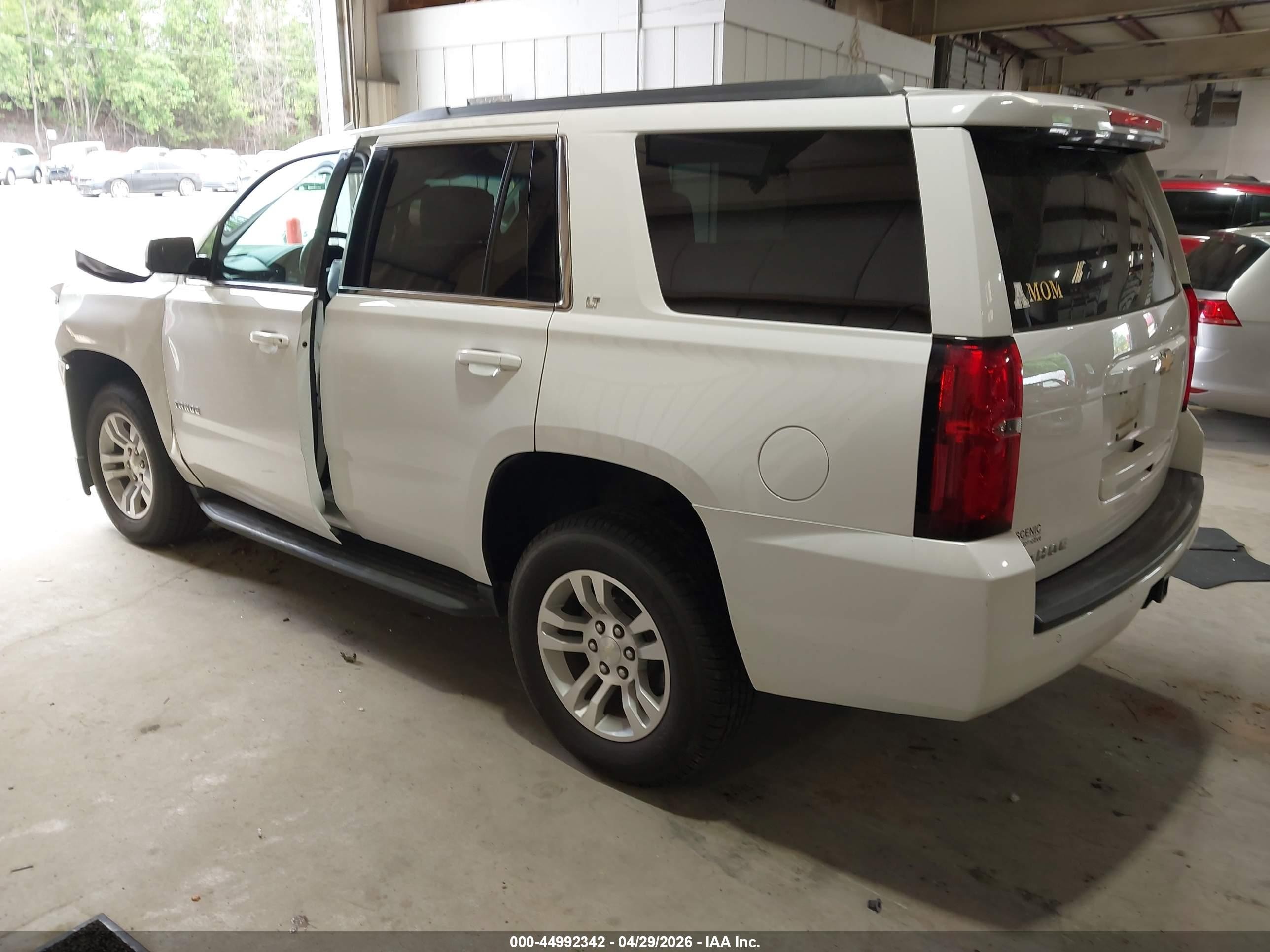 2017 Chevrolet Tahoe Lt Белый vin: 1GNSKBKC6HR298428
