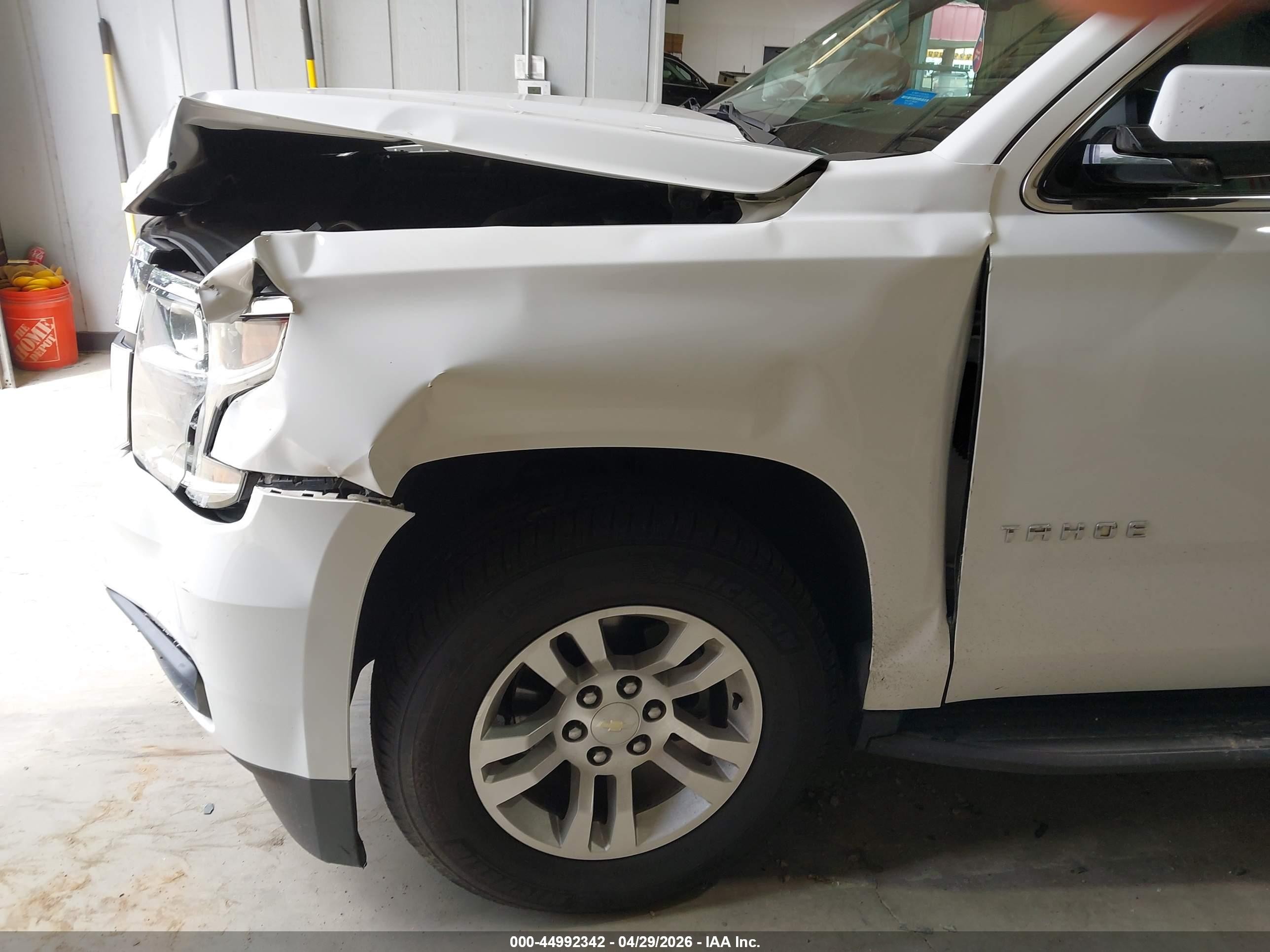 2017 Chevrolet Tahoe Lt Белый vin: 1GNSKBKC6HR298428