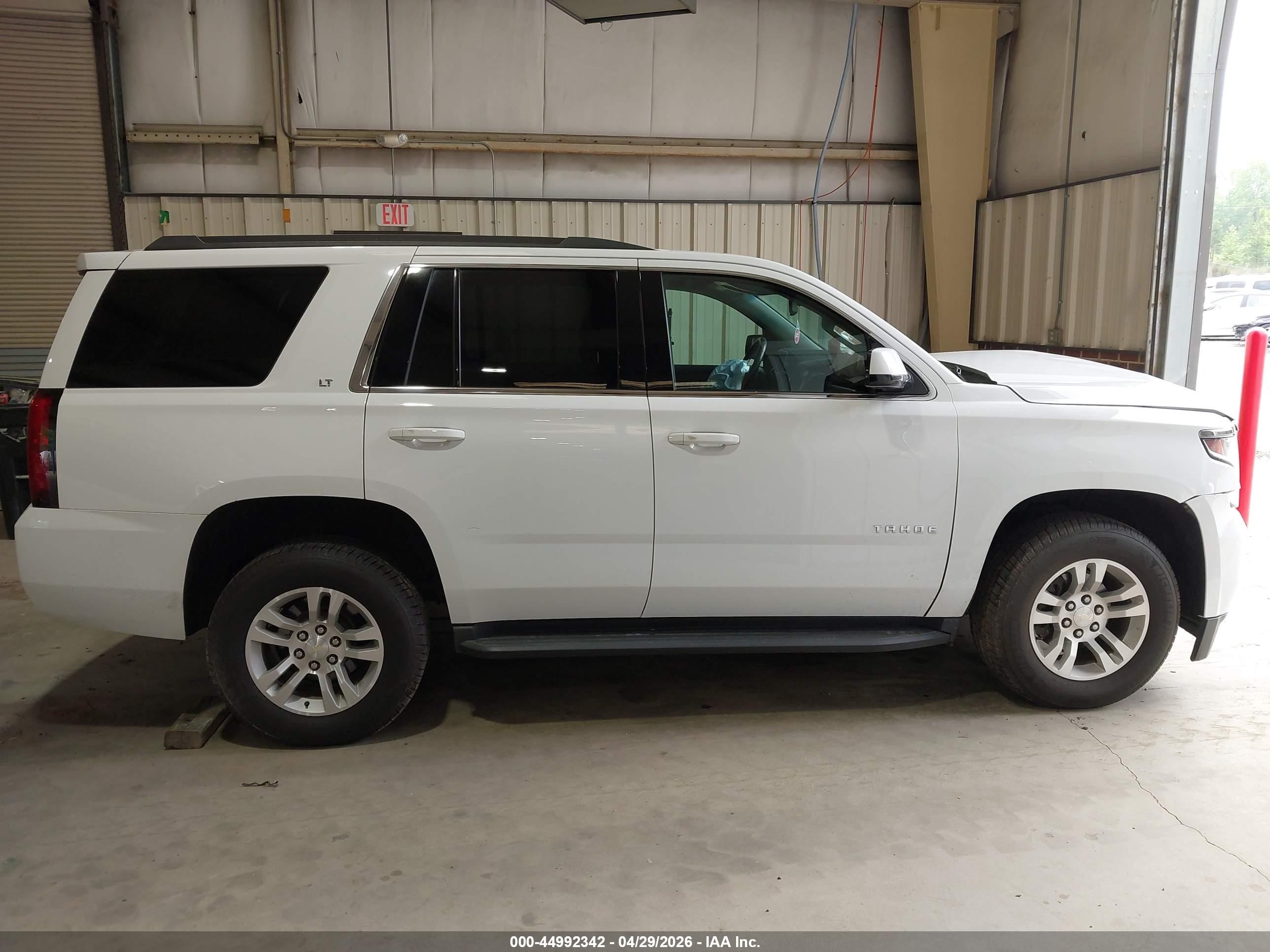 2017 Chevrolet Tahoe Lt Белый vin: 1GNSKBKC6HR298428